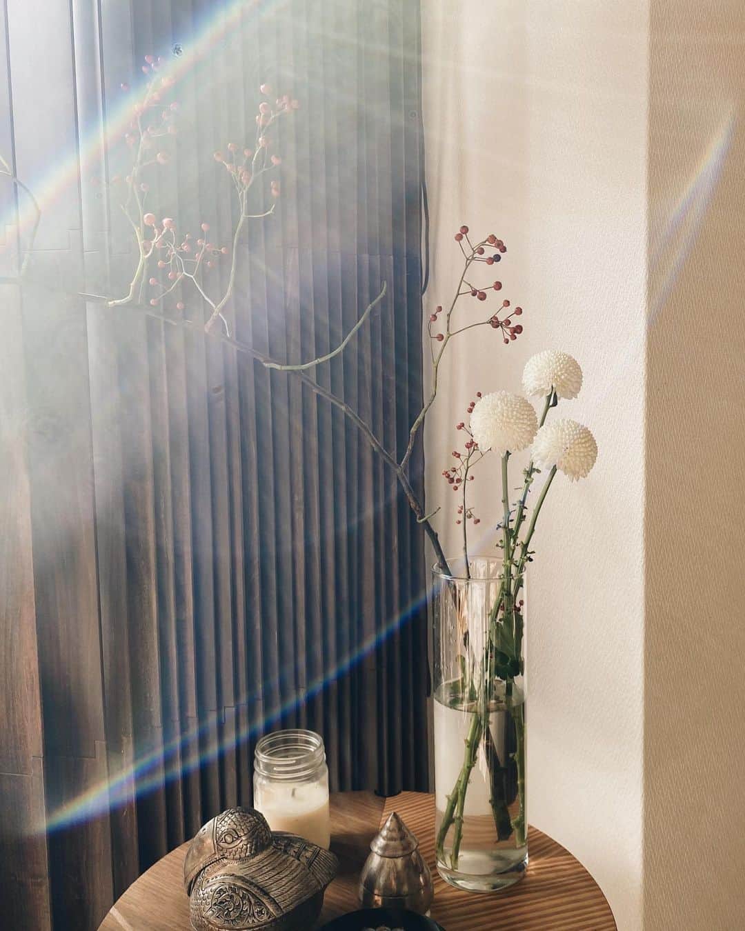 のインスタグラム：「'この白い菊、あの枝物に足したら可愛いね〜'って、お花屋さんで一緒に選んだ白い菊🌿 '葉っぱが多いから、少し切ろうかな'と言ったら、やってくれたのだけど菊の葉が全部なくて裸にされてた笑❤︎🙈」