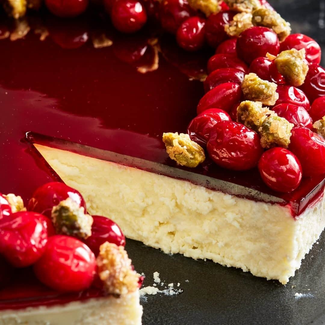 Food & Wineさんのインスタグラム写真 - (Food & WineInstagram)「In our November issue, pastry chef @KellyFields teamed up with baking legend @ChefClaudiaFleming to create the ultimate dessert table for the holidays, including this phenomenal tangy goat cheese cake with wine-poached cranberries. Tap the link in our bio to get the recipe and read the full feature! 📸: @gregdupree」11月12日 23時07分 - foodandwine