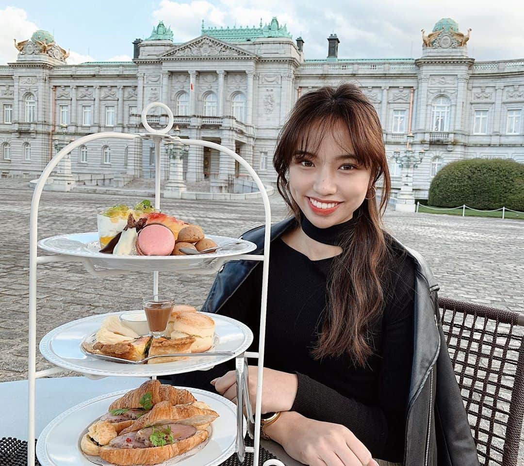 のインスタグラム：「Hᴀᴘᴘʏ Fᴀʟʟɪᴅᴀʏs 🍁  Twitterでどっちの写真インスタ載せるか聞いたら見事に [どっちも16票,1枚目4票,2枚目4票]でした😂笑  投票のプロフィールをちゃんと読んでくれた人に しかわからないこの中で1番好きな食べ物はなーんだ！！😝  寒いから風邪ひかないように気をつけようね🙉  #プチ旅行 #アフターヌーンティー #東京カフェ  #秋 #ヨーロッパ旅 (風) #aw20 #trip #🧡」