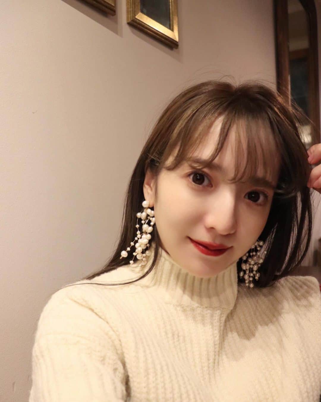 平木愛美のインスタグラム：「Pearl shower pierce⚪️ 【Inès】  可愛い、、、、、、、！！！！！  わたしの思い描くピアスが形になりました🤍🤍🤍 ＆イヤリング！  knitに合わせてもきゅんとする。 あえてのスウェットやトレーナー、Tシャツやカジュアルなところに合わせても。  そして、特別な大切なドレスシーンにも可愛い！！！！！  今回そんなピアス＆イヤリングを。３型。 （先日ストーリーでの質問で皆様のお声も受け、それぞれイヤリングverも急遽…🤍）  @lilasmillesime_official さんとコラボで、 販売が決定しました！！！！！  lilasmilllesimeは大好きなアクセブランドで 個性があり存在感のある、でもデイリーに使いやすい可愛いアクセがたくさんなの。リアルにたくさん愛用していて… なので今回のコラボ、とっても嬉しいです。  発売スタートはまだこれからなのでまた改めてご報告します🕊 このピアスのこだわりポイントも、その時にまた♡  サンプルが手元に届いたので、他の２型もちらほらと、公開してゆきますね⚪️  とにかく可愛くて、何気にオールシーズン、そして大切に長く使っていただけるようなアクセサリーなので、 是非getしてもらえたらいいなあ、、、🤍🤍🤍  #lilasmillesime #colaboracion  #accessory」