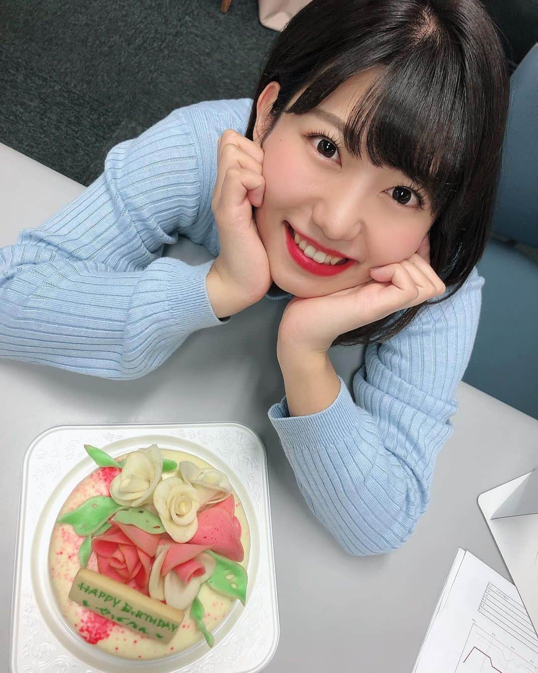 矢端名結さんのインスタグラム写真 - (矢端名結Instagram)「【27歳の誕生日】 皆さん、本当に沢山のメッセージやプレゼントありがとうございます！ コメントもDMも全部みてるよ💕  正直、もう歳とるのは嬉しくないけど、 『誕生日おめでとう』って声かけられたり、連絡をもらったりして どれだけ自分が周りの人に恵まれてるのか改めて気付かされた日でした。  私のために自分の時間を割いて、プレゼント選んでくれたり、文章考えて送ってくれたり…本当に本当に感謝でいっぱいです。  普段会わなくなってしまった中高の同級生や、前の会社の同僚からも連絡がきて…人との繋がりって温かいと感じました。  皆からいただいたもの全てを、100倍になって恩返しできるように精進します！！  みんな、大好きー✨ 私の人生に関わってくれて、ありがとう😭❤️  そして、母上、産んでくれてありがとー！！  #誕生日　#27 #birthday #bd #presents #cakes #messages #thankful  #ありがとう　#愛を沢山もらった日  #矢端名結　#オレンジ6  #チョコナナ　#キモメンちゃん」11月12日 23時22分 - miyu_yabata