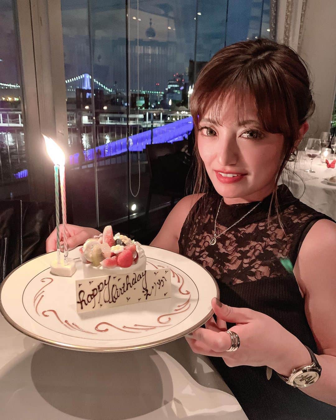 のインスタグラム：「． 🎂🎉😘💕💕💕 ． ʙɪʀᴛʜᴅᴀʏ ． ここは演出が素敵で人気なとこ サプライズで😏🖤🤎🤍 ． お肉に赤ワイン🍷して顔が赤い😳 誕生日のお祝いまだ受け付けてますよ？←😗😝 お返事返せてない方ごめんなさい…… ゆっくり返します🖤🖤🖤 ． ．  #instagramers#like#couple#instalike#instagood#instadaily#ootd#flower#instalove  #likeforfollow #lfl #followｍe #lovethem  #いいね#誕生日サプライズ#誕生日#夜景#デート#サプライズ#ディナー#ありがとう#birthday#suprise#dinner#thankyou#darling#love #instagood#photgenic#genic_food @syokuyoku_jyoshi」