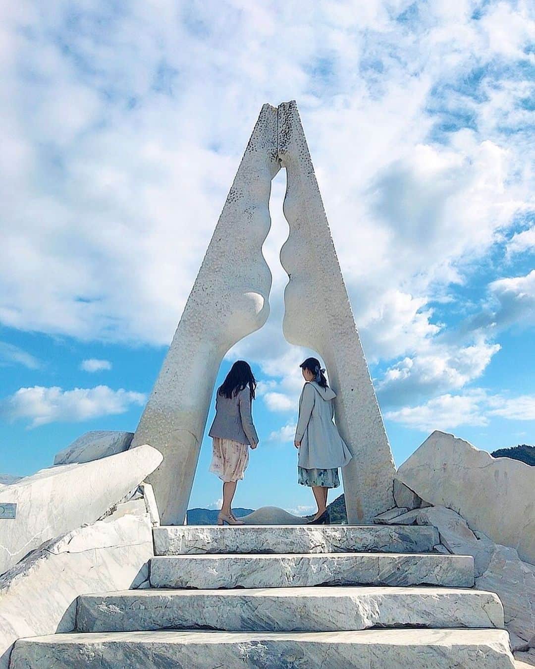 越智萌日さんのインスタグラム写真 - (越智萌日Instagram)「やりたいこと詰め込んだ瀬戸内旅行withいおり💓 . 改めて私たちの胃の無限のポテンシャル、そして気の合い様に驚かされた1泊2日でした💐 私のキャンパスライフはいおり抜きに語れない！ほんまに好き2日間ありがとう💕 . . . . . . #広島観光  #岡山観光　#宮島　#倉敷　#未来心の丘  #厳島神社　#美観地区　#vasara着物」11月12日 23時14分 - moeka19990201