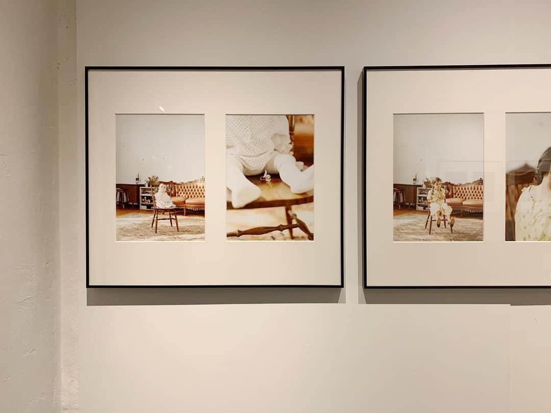 naoko tawaraのインスタグラム：「Kyohei Matsuda × moil o exhibition [dawn] 先日見させてもらった @gallery_aruiha_ さんで開催中のカメラマン松田恭平さんととアートジュエリーmoil oさんによる、写真とアートジュエリーのコラボレーション作品展。  人が産まれてから歳を重ねていく姿が、moliさんのアートジュエリーと共に写真に納められている。 写真に映る人たちにすごい惹きこまれ、その構図やジュエリーの不思議でかわいい違和感にドキドキしました。これは完全に好み。 もう一度見たい、、、！ 今週末までなので、みなさんもお見逃しなく。  Kyohei Matsuda × moil o exhibition [dawn] ◾︎2020.11.4(Wed.)-11.15(Sun.) 11:00-17:00 ◾︎水・木・金・土（最終日のみ日曜も営業） Wed.-Sat. (And the last Sunday) カメラマン松田恭平とアートジュエリーmoil oによる、写真とアートジュエリーのコラボレーション作品展。 ＊写真集、アートジュエリー、写真の販売もございます。 [dawn} 眠る前に目をつぶり目の中の残像を楽しんでいる時や、交差点で1人目的もなく信号待ちをしている時、当たり前に誰にでも訪れる朝と、夜と、抗えない時の流れを意識してしまい怖くなる時がある。自分と同じように周りの人たちが朝、夜、時間を共有しているととても信じられなくて、まるで1人だけ違う生命体なんじゃないかと数秒間考えて日常に戻るんだ。 主催：Kyohei Matsuda / moil o 協賛：BLANCO Styling : quaint vintage Editorial design : ThereThere design  #dawn #moil #KYOHEIMATSUDA #gallery #ギャラリーあるゐは　#jewelry」