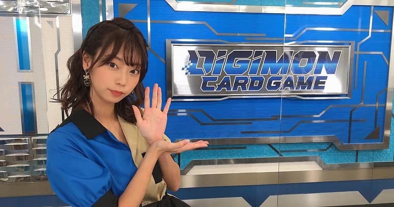 青山ひかる（あおみん、あお松）のインスタグラム：「#デジカ ！公式動画が更新されました✨ ． ． 本日は、私が山出谷さんと対戦ー！💥💥 こういうところでカードゲームするの緊張する(緊張しい)ので 手の震えが本当に止まりませんでした🥺w ． ． 黄色単体のシャイングレイモンデッキ！ 第3弾の発売前だったので、環境はちょっと前になりますが やりたいことは出来たんではないですかね？！！← ． ． 山出谷さんが、回ってたらと思うと怖いですが😂 赤デッキだったので、ウォーグレイモン出てきた時は オメガモンがいるんじゃないかとかなり警戒しましたw Lv.5のデジモンも来ないしwwww もうカオスだった😂😂(ワタワタしてるところはカットしてくれて有難い限り←) ． ． 詳しくは動画観てみてください☺️🖖 ． ． スタートデッキ交流会も12月から始まりますし！ 今、デジカエンジョイ攻略部が分かりやすくルール解説動画をあげているので 皆さん、デジカ始めてみてください！😉☝️ ． ． https://www.youtube.com/watch?feature=youtu.be&v=1PSa8VojdPw ． ． また来週木曜日もチェックお願いします！ 高評価、コメント＆チャンネル登録もお待ちしております👏 ． ． #デジモン #デジモンカードゲーム」