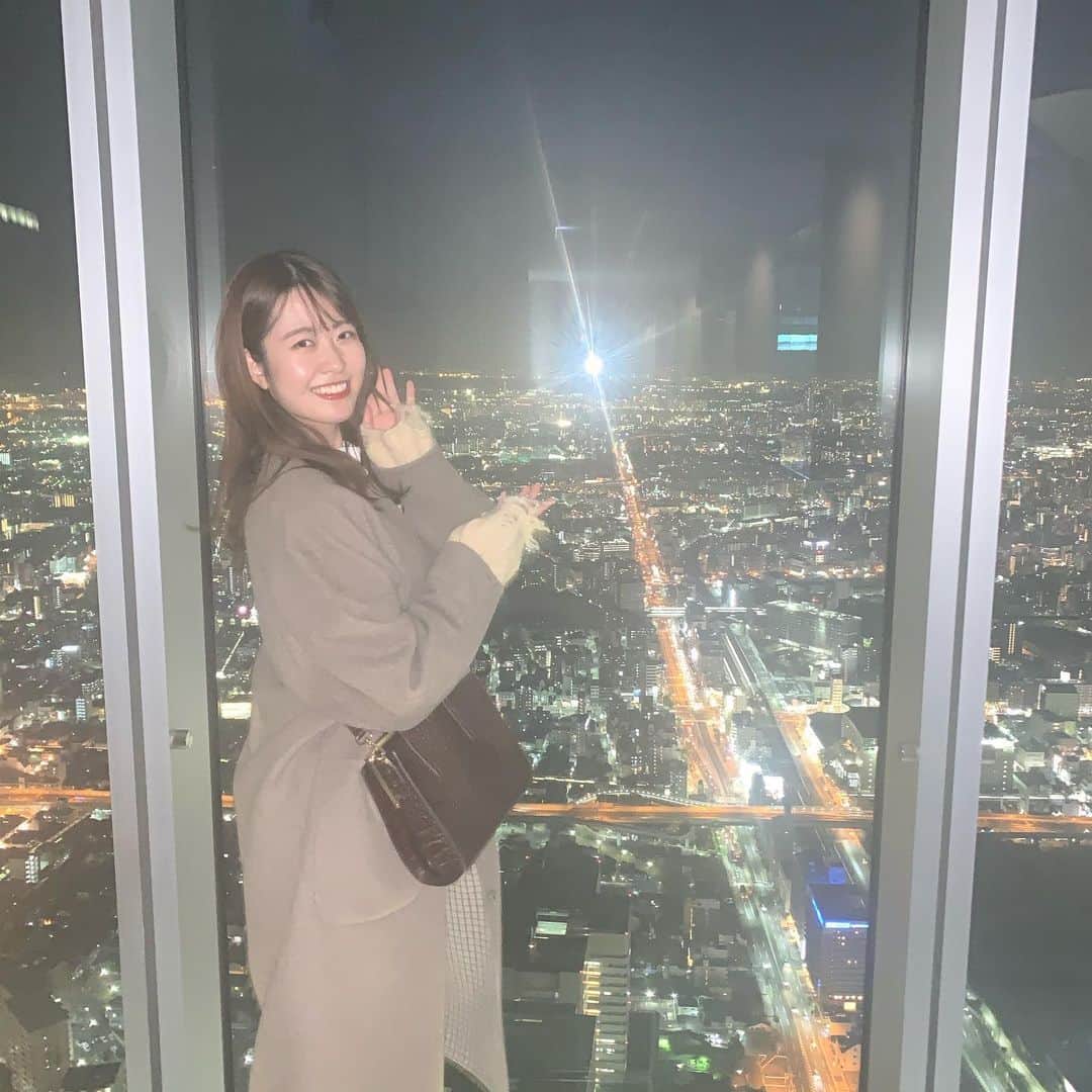 関根真優のインスタグラム：「こんばんは⭐️  あべのハルカスの展望台に行ってきました🌃  すごく高くて大阪の夜景が一望できる素敵な場所でした✨ イルミネーションもとてと綺麗ですごくおすすめです🎄  本日もお疲れ様でした☺️ 投票まだの方おやすみ前にポチッとお願いします〜🙌  #ミスキャンパス同志社女子2020#ミスキャン#同女#あべのハルカス#天王寺#イルミネーション#綺麗でした#夜景#展望台」