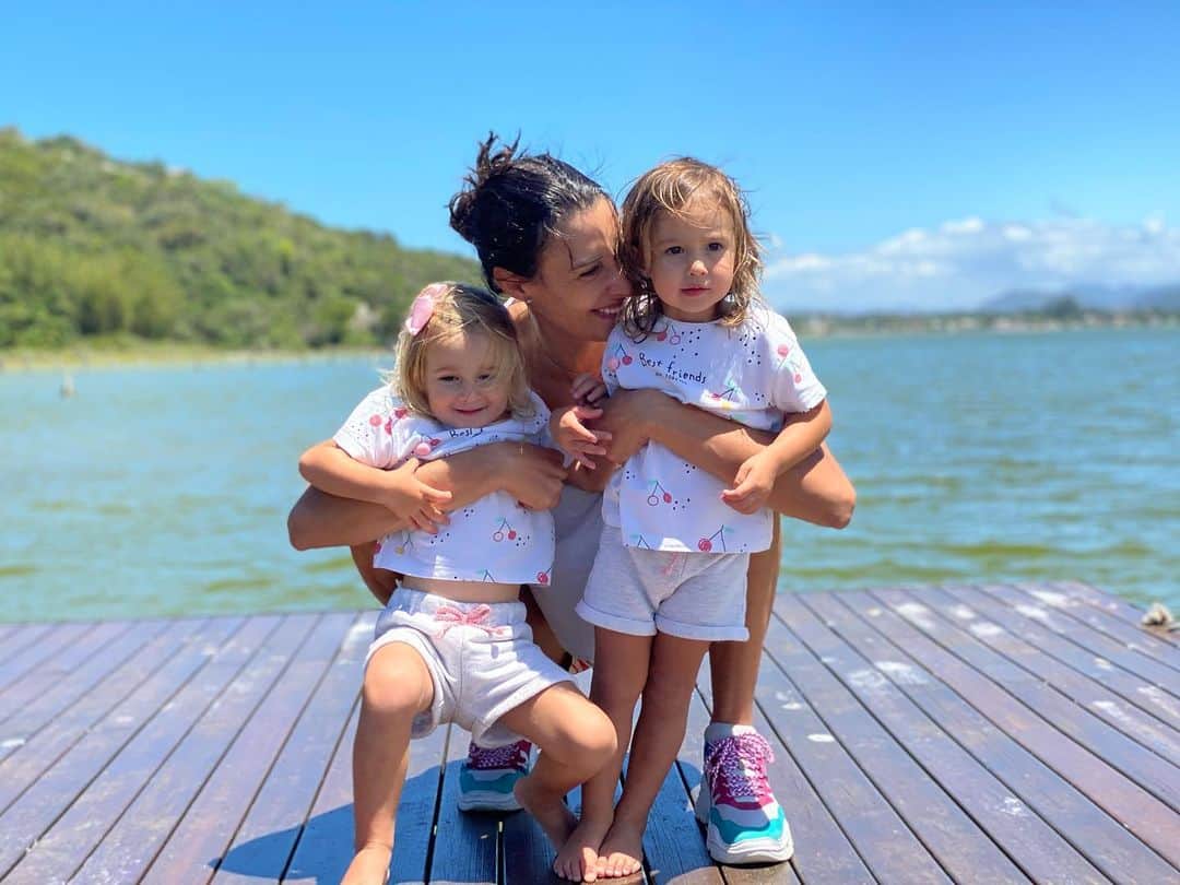 シェイラ・カストロのインスタグラム：「Mãe de gêmeas!!! Nunca me imaginei mãe de gêmeas. Na verdade sempre me imaginei mãe de só um filho/a, e vieram duas e o amor duplicou e o mais incrível é um amor único para cada, um amor que não tem explicação, é o maior amor do mundo para as duas, mas de maneiras tão diferentes, tão únicas! Quem tem mais de um filho tb sente o amor assim? Diferente, único, mesmo sendo o maior amor do mundo para os dois, os três, os quatro?! Amores diferentes na mesma intensidade! Mágico! Do mesmo jeito que a #maternidade é mágica, e tb intenso, como a maternidade tb é! #albumdalizeninna #gemeas #maedegemeas」