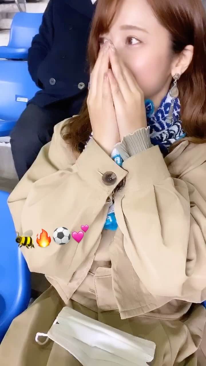 YUMIのインスタグラム：「. アビスパの応援に行ってきました🐝  vsFC琉球  3-1 で勝利✨👏  スポーツ観戦のスタジアムが ひとつになるあの感じがたまらんな〜🤤💕  元気をもらえました☺️✨  #アビスパ福岡#サッカー#アビスパ #福岡#ユニフォーム女子 #J1昇格#💪🔥#fc琉球 #買おうと思ったパーカー売り切れ」