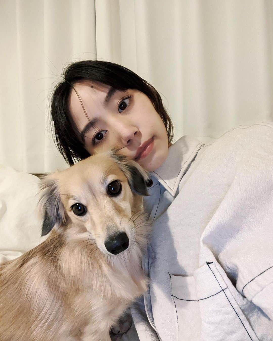 Shiho Sasakiのインスタグラム：「久しぶりにツーショット🐶✌️ すくすくと健康に育ってくれてありがとう🐾 人間で言うとちょうど今20歳くらいかな🤔 犬の成長は早いもので、あと5年もしたら同い年💭 おばちゃんになっても宜しくね #family」