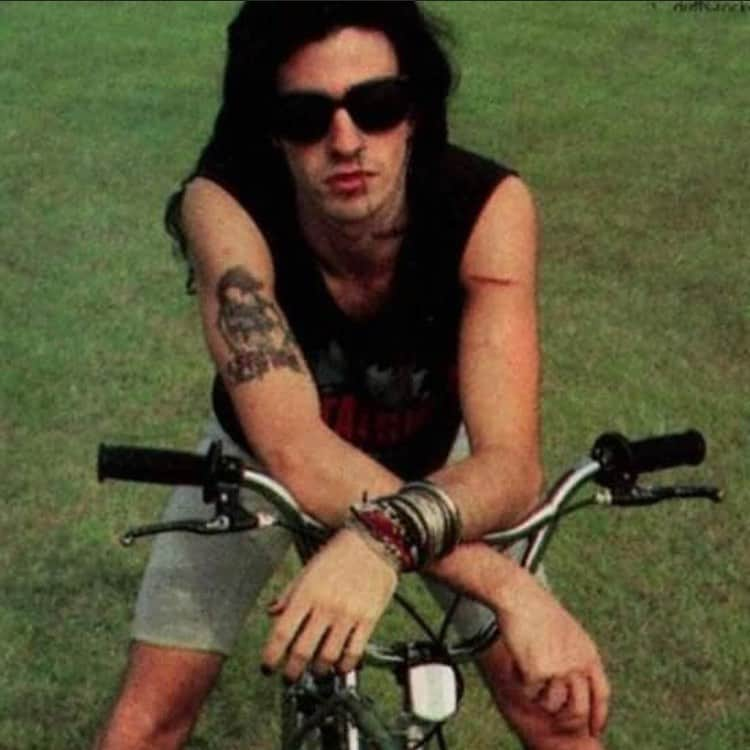 レイチェル・ボランさんのインスタグラム写真 - (レイチェル・ボランInstagram)「#tbt 1989 on the Bon Jovi tour.  @scottihill and I thought it would be a good idea to get BMX bikes. Notice the gash above my left bicep. I completely misjudged the height of the tractor trailer that I was attempting to ride under. Management was not impressed. #oops #1989 #doihaveatan #follow」11月12日 23時28分 - officialrachelbolan