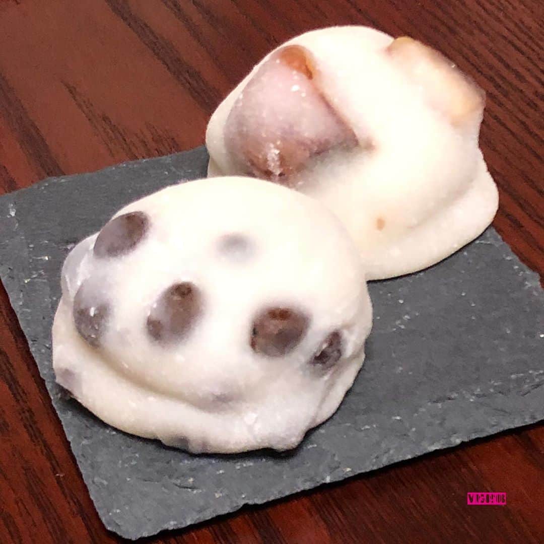 のインスタグラム：「. . ぽってりしたかわいいフォルム♡♡ . . 久っっっ々に 笑 京都へ　. . たらふく炭水化物祭りを楽しみ 帰宅して、これ 笑　. . #出町ふたば さんの #豆餅 と念願の(大袈裟 笑) #栗餅 . . 栗餅には大粒の丹波栗がゴロッと♪ 甘露煮とかではなく、素材そのままの味 #期間限定 です . (小声) このセット×2 食べちゃいました　. . . #京都 #京都観光 #京都グルメ #京都紅葉 #和菓子 #食べスタグラム #京都土産 #京都みやげ #食べ過ぎ #味覚の秋  #쿄토 #교토 #단풍 #관광 #교토맛집 #맛스타그램 #먹방 #먹스타그램 #인스타푸드 #푸드스타그램  #kyoto #sweets #wagashi #autumn #sightseeing #mochi」