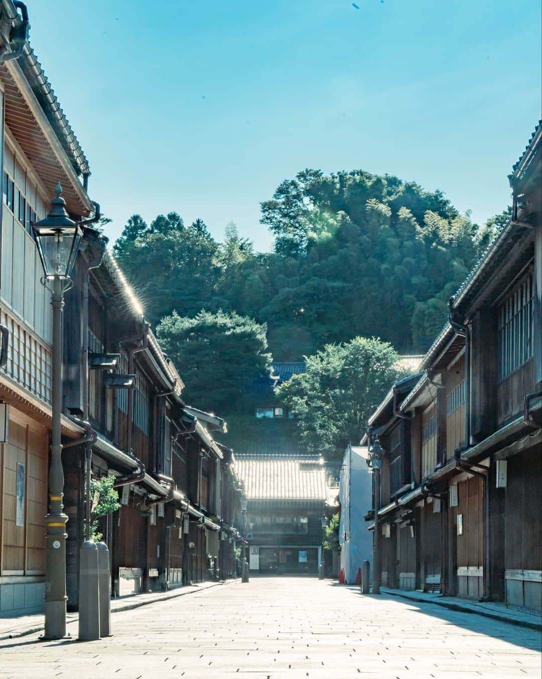 6151のインスタグラム：「初めての金沢旅。  夏の終わりに撮影で伺った金沢の指輪屋さん 「aisorashi(アイソラシ)」で インタビュー動画を公開頂きました。 @halno さんと一緒に金沢のあれこれや 我々の活動などまったりとご紹介頂きました。  金沢の素敵な景色と時間を思い返しつつ、 ほのぼのとしたインタビューになっています。 (緊張して魂が度々飛んでしまってるけど😌)  6151の数字の謎解きについても 少しだけおはなししています。 ぜひお時間ある時にご覧くださいね。  @aisorashi さんのブログ、 またはYouTubeからどうぞ。  楽しい時間だったなーとじーんとしてしまった。 動画で残す時間も良いなぁ。  @aisorashi 北上さん、ありがとうございました！  aisorashi｜インスタグラマーhalnoさん・6151さんが新店舗にご来店!! https://aisorashi.storeinfo.jp/posts/11344913?categoryIds=3176640」