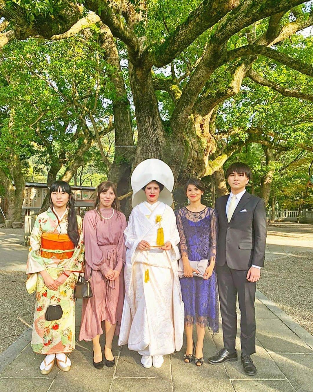 ERICAさんのインスタグラム写真 - (ERICAInstagram)「【妹の結婚式 in 徳島】 . お日柄にも恵まれて、素敵な結婚式♡ . わざわざ徳島！？と思ったけど、行ってみるとすごく良い神社でした。 . 厳かで歴史ある雰囲気が妹夫婦にも合っていて素敵☺️ . そして御神木が大きい！ . 妹夫婦は北海道に移住して暮らすので、来年は北海道遊びに行きたいな😍 . とにもかくにも、おめでとう㊗️ . #神前式 #結婚式 #結婚式コーデ #きょうだい #5人きょうだい #白無垢 #御神木 #楠 #徳島 #大麻比古神社 #神社 #素敵な結婚式 #歴史 #厳か #めでたい #着物 #綿帽子 #旅行 #四国旅行 #旅 #家族 #家族写真 #徳島結婚式 #秋 #綺麗 #おめでとう #北海道移住 #新生活」11月12日 23時31分 - renee.erica89