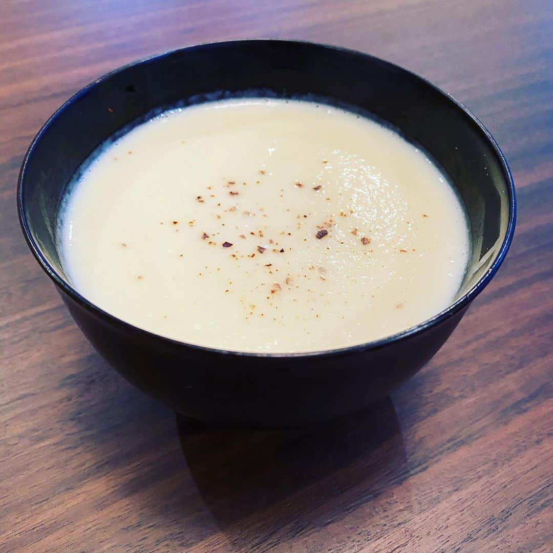 のインスタグラム：「晩ご飯  今夜の晩ご飯は 早速！今朝頂きました野菜から  妻が カリフラワーのポタージュと 大根の葉と人参の葉の炒め胡麻和えを 作ってくれました。  あー美味しかった😋  家族皆大満足⭐️‼️  #吉本新喜劇   #西川忠志   #感謝」