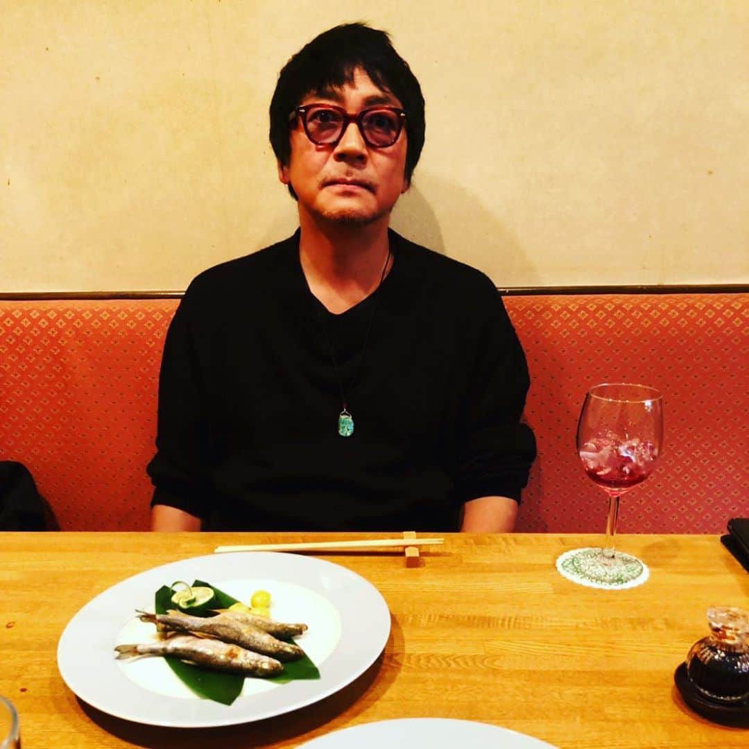 月に吠える。のインスタグラム：「シシャモとワイン。   photo by kazuyoshi saito  #ししゃも #ワイン #大森南朋」