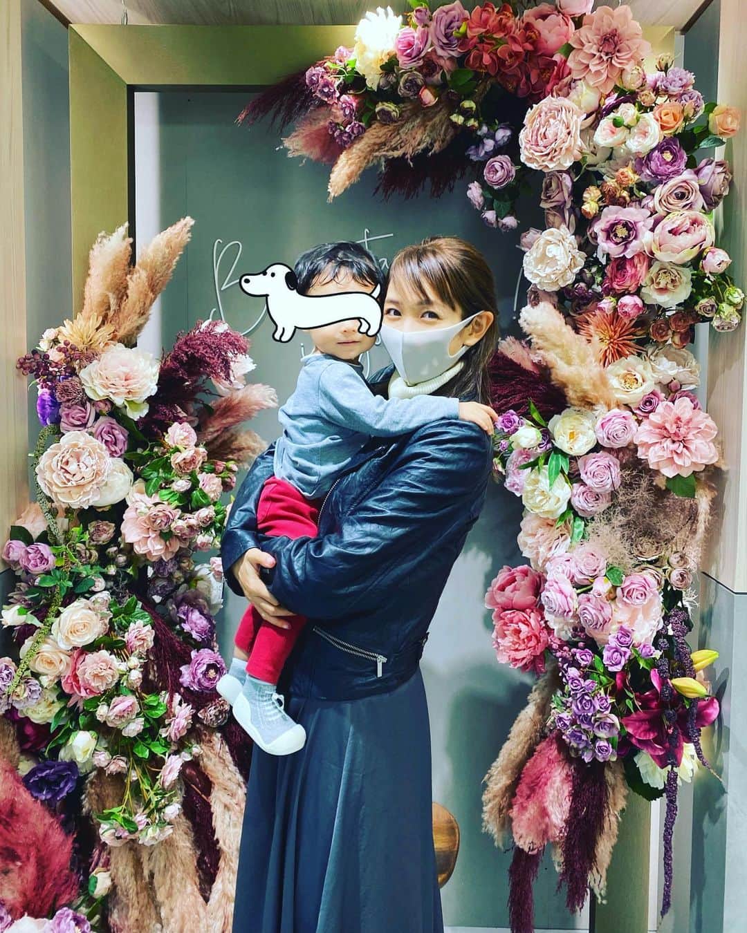 のインスタグラム：「先日 アンバサダーを務めさせていただいているブランド@starofthecolorさんの リニューアルオープンということで ショップにお邪魔してきました✾  癒し系美女たちに囲まれて有頂天の息子は 突然上着を脱ぎたがり シャツをめくって まん丸なお腹をアピールしたり ニコニコ指差し&宇宙語でお喋りしたり 本当にわかりやすくご機嫌でした😂‼︎ すっかり回復した模様です、、  前回のblogを読んでDMやTwitterにコメントくださった皆さんの温かい言葉に とっても励まされました。 どうもありがとうございました✨  #starofthecolor #omotesando  #shop #cosmetics  #beauty #bland #renewalopen #preopening  #sonandmom #1yearold  #days #smile #love #life #thanks」