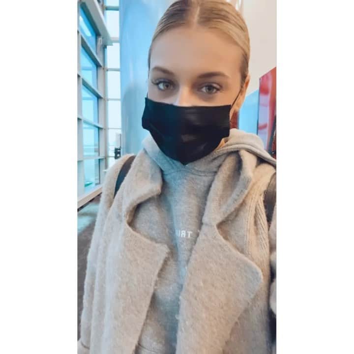 Kelsea Balleriniのインスタグラム：「performed on the CMAs last night, and walking through the airport with my performance shoes in my hand because my bag was overweight for my southwest flight this morning. 😂」