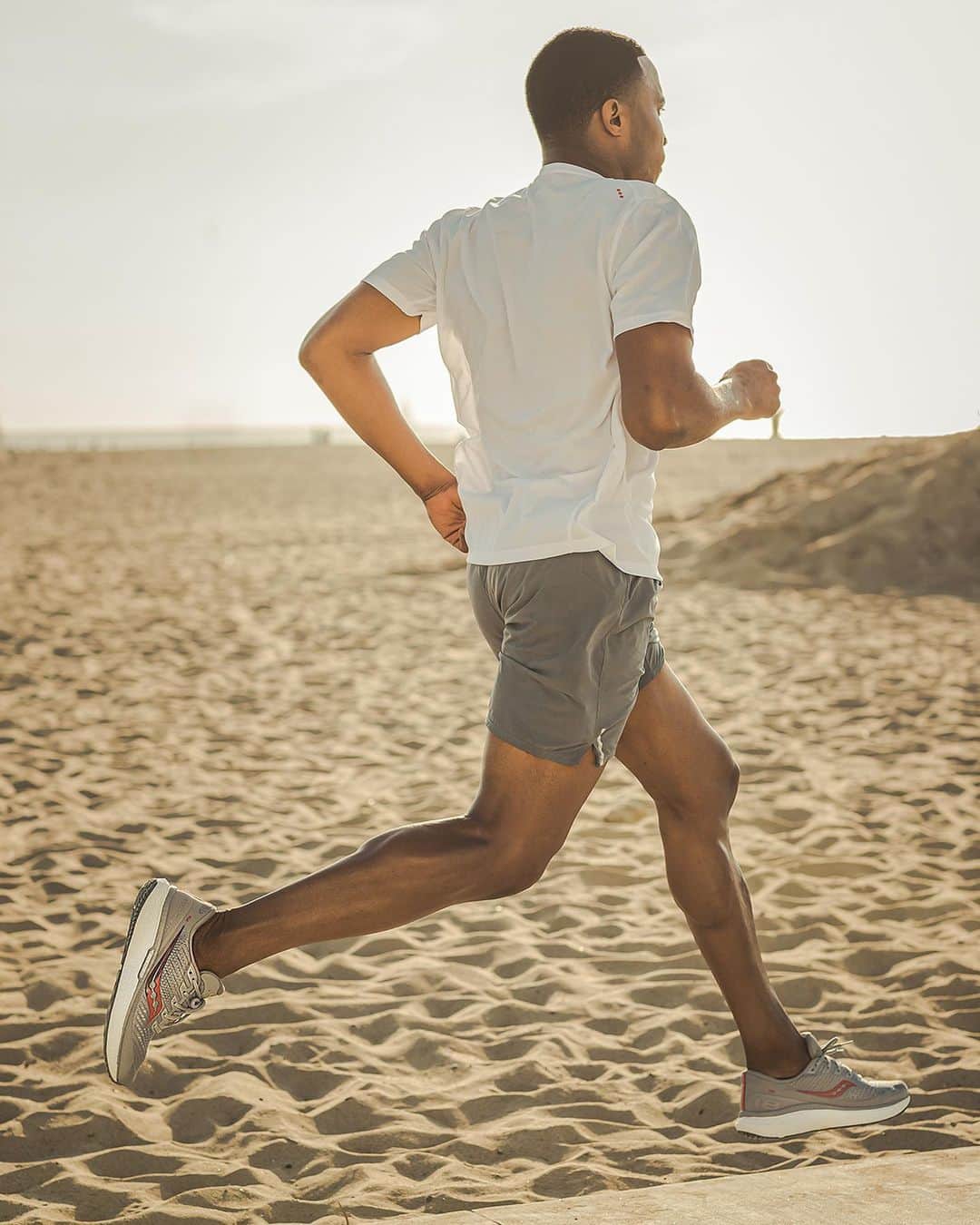 サッカニーさんのインスタグラム写真 - (サッカニーInstagram)「Don’t bring sand to the beach. ⁣ ⁣ But running shoes are always welcome. 😎⁣ ⁣ #Triumph18 #RunForGood」11月12日 23時40分 - saucony
