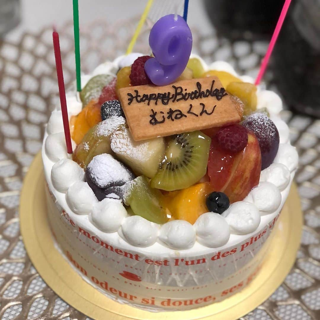 山内智恵さんのインスタグラム写真 - (山内智恵Instagram)「むね様のお誕生日🎂 ・ むね様が生まれた時 夢？現実？ ほんと幸せすぎて 何度も顔つねったり 穴が開くくらい じーーーーと 見つめて離さなかった😂 ・ そんな赤ちゃんが 9歳になりました❣️  #山内智恵#マキろん#chieyamauchi#makiron #japanesekids#happybirthday」11月12日 23時41分 - chie_yamauchi