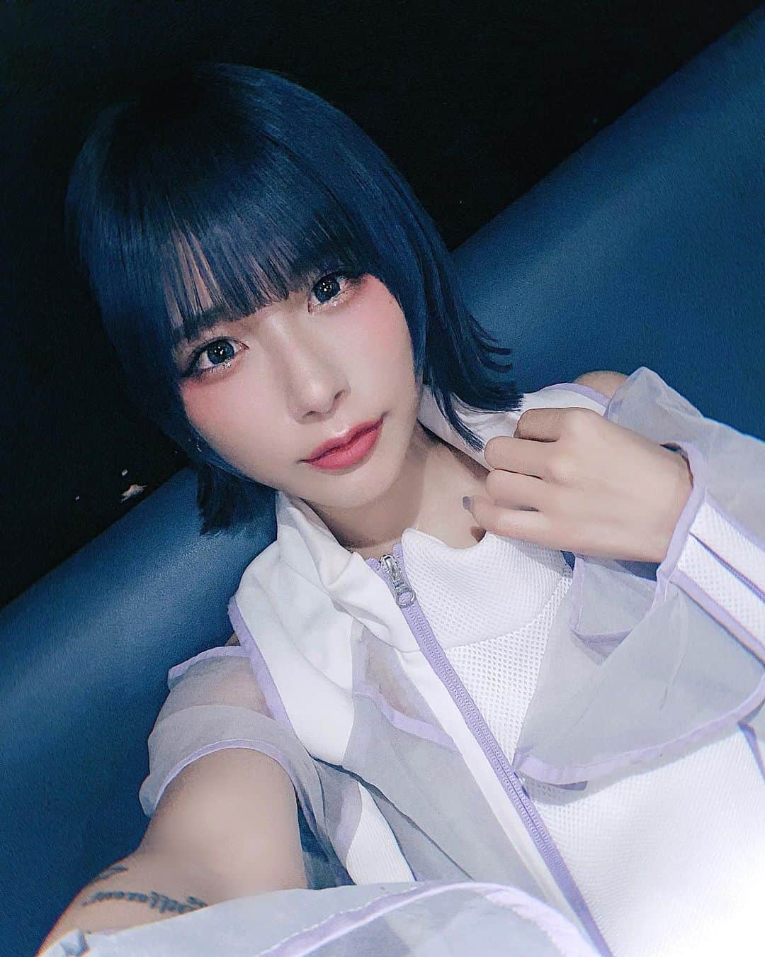 病夢やみいのインスタグラム：「BALMUNG衣装とアオ髪懐かしき @logmisato カットカラーエクステいつもありがとう🤍今回もとってもお気に入りです🦋🦋🦋🦋🦋  今日ははむちゃんの生誕祭だったよ wombに来てくれた皆さんありがとう。  #ボブアレンジ#外ハネボブ#派手髪 #셀카#머리스타그램#헤어컬러링#단발머리 #cy8er#balmungtokyo#tattoogirl#bluehair」
