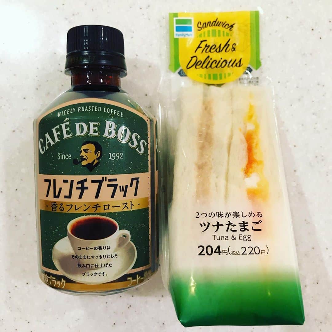 北山陽一のインスタグラム：「やしよく #cafédeboss #ファミマ #ボスパーン  （追記：このコーヒーやたらうまいな……）」