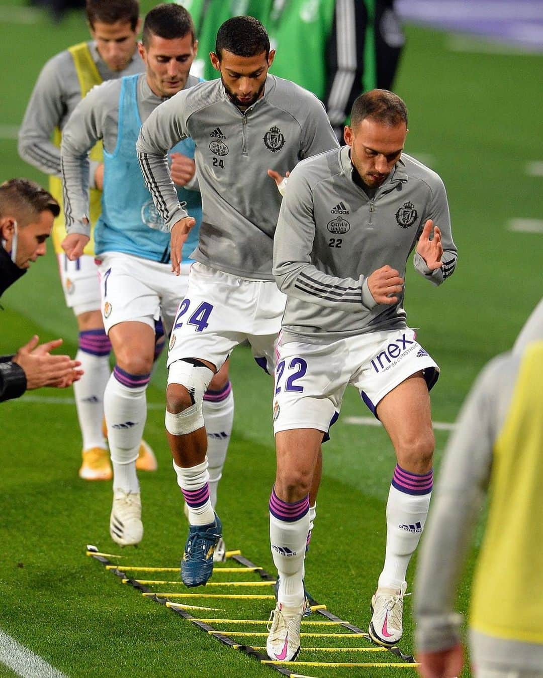 LFPさんのインスタグラム写真 - (LFPInstagram)「💜 Go, go, GO! 🔥🔝⚽️  #RealValladolid #Guardiola #Joaquin #Nacho #LaLiga #LaLigaSantander #Football #YouHaveToLiveIt #HayQueVivirla」11月12日 23時56分 - laliga