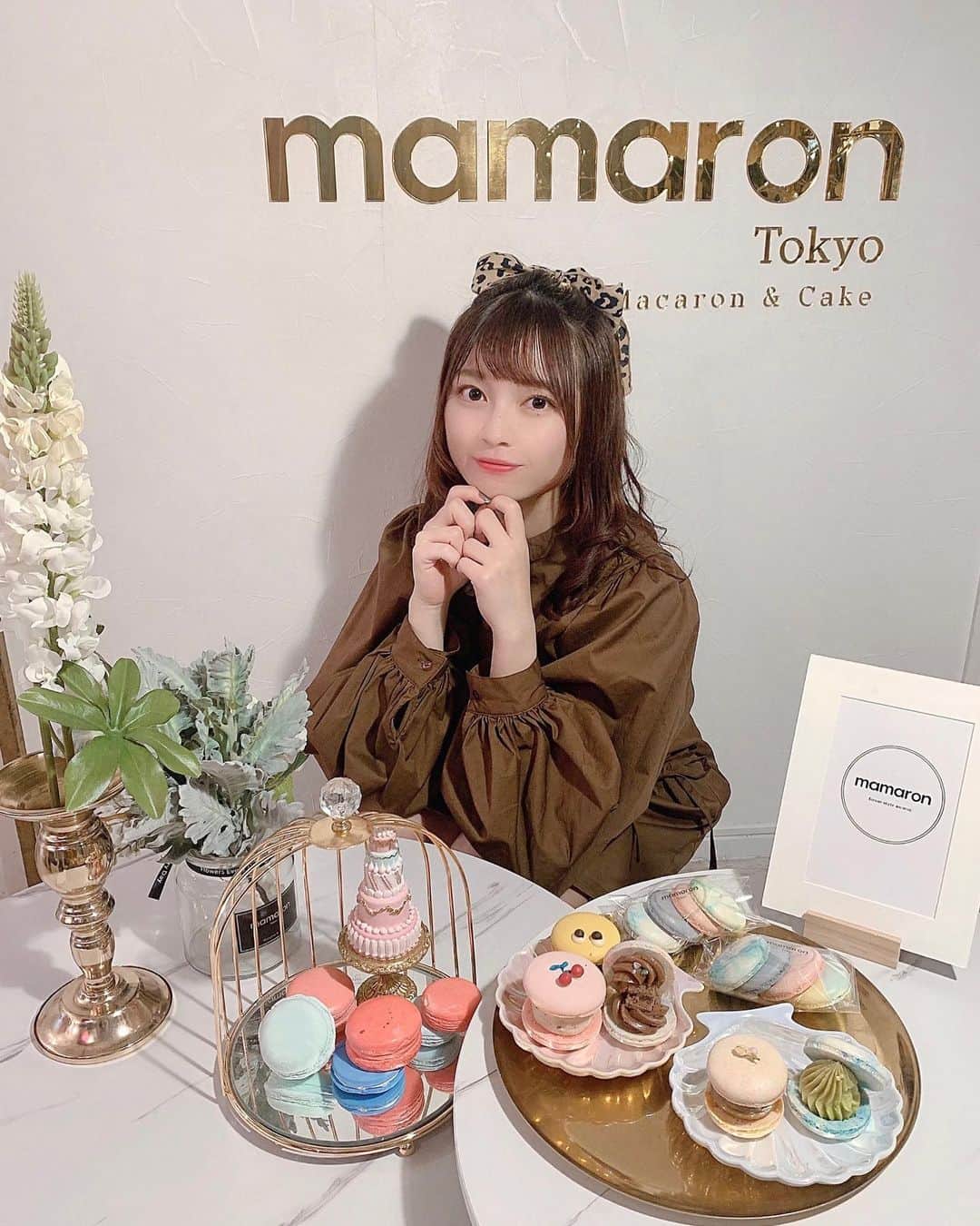 廣川奈々聖のインスタグラム：「いっぱい写真撮ってくれた🥺🤍﻿ ﻿ お洋服は @whoswhochico の！ ロングブーツがすっごく合う🗝﻿ ﻿ ﻿ ﻿ ﻿ ﻿ #mamaron#mamarontokyo#ハーフアップ#リボンアレンジ#韓国ヘア#ななせのふく#秋コーデ#ブラウンコーデ#大久保カフェ#新大久保カフェ#おすすめカフェ#東京カフェ#マカロン専門店」