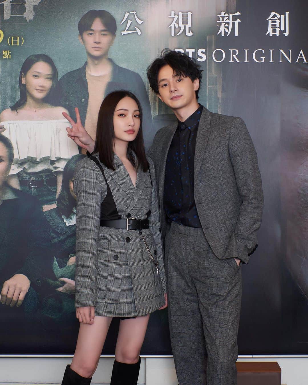 林映唯のインスタグラム：「（戲裡的）前男女朋友同台就會這樣，臉在比臭的 11/29週日晚上10:00 公視 #訪客 到訪 同一天晚上11:30 myVideo 獨家首播  Blazer / @jw_anderson @onefifteen115  Belt / @moco_official  Boots / @louboutinworld #christianlouboutin Stylist / @charliebubblecat  Makeup / @zephon790103  Hair / @fran_lin15  Photo / @chuyueyi」