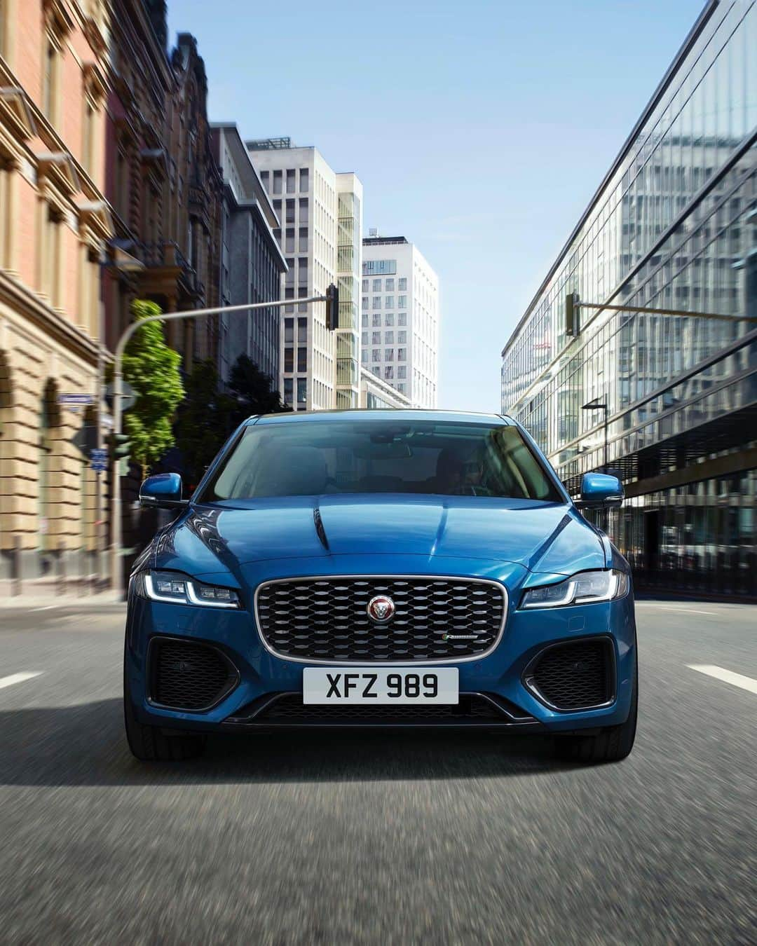 Jaguarさんのインスタグラム写真 - (JaguarInstagram)「“The New XF design represents a significant change. We have comprehensively updated both Saloon and Sportbrake to give them a more poised presence, providing a heightened sense of luxury and technology.” - Julian Thomson, Design Director, #Jaguar.  #NewXF #XF #XFSportbrake #Premium #Luxury #Performance #Sport #Saloon #MHEV #Hybrid #AWD #ElectricCars #Technology #CarsofInstagram #CarsWithoutLimits #InstaCar」11月12日 23時52分 - jaguar