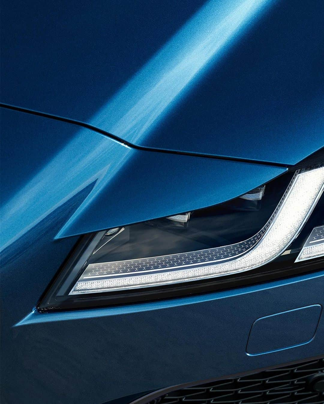 Jaguarさんのインスタグラム写真 - (JaguarInstagram)「“The New XF design represents a significant change. We have comprehensively updated both Saloon and Sportbrake to give them a more poised presence, providing a heightened sense of luxury and technology.” - Julian Thomson, Design Director, #Jaguar.  #NewXF #XF #XFSportbrake #Premium #Luxury #Performance #Sport #Saloon #MHEV #Hybrid #AWD #ElectricCars #Technology #CarsofInstagram #CarsWithoutLimits #InstaCar」11月12日 23時52分 - jaguar