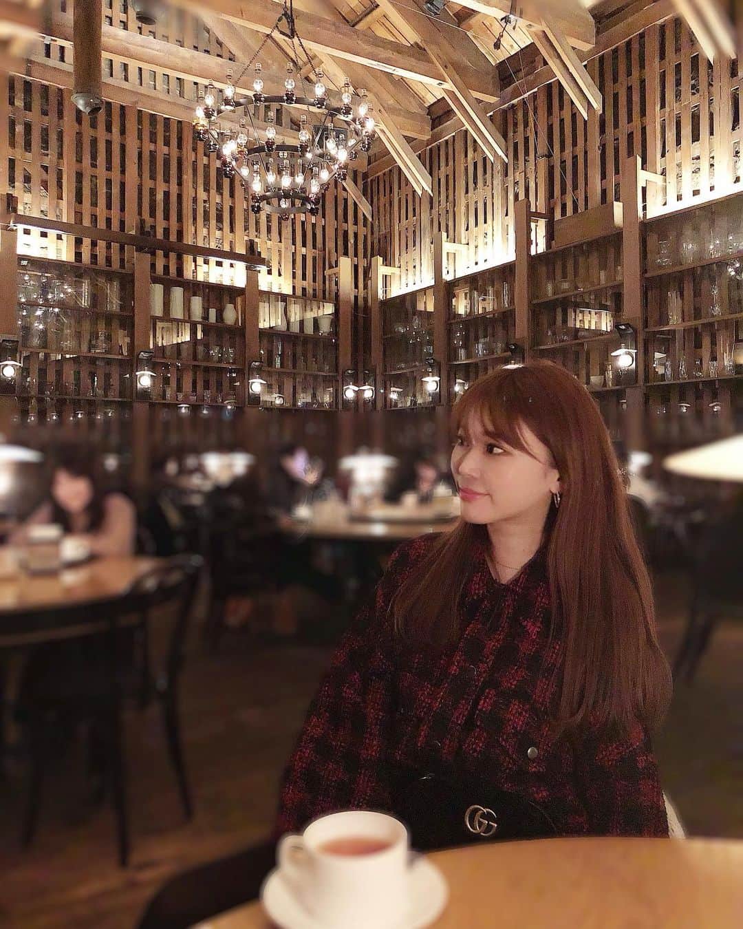 藤川沙弥のインスタグラム：「素敵café☕️ 初めての小樽が良すぎて🕯 次はゆっくり行きたいなぁ😌 それにしても髪の毛伸びたなあ🤍 @diptymoila917  @sayaka_diptymoila さんに ミネコラ水素2倍で髪に栄養たっぷり 入れてもらってるおかげで毛先まで健康に🥰❤️ お友達も通い出してくれて 髪がめっちゃ綺麗になってた😳✨ なんだか嬉しい♡⃛」