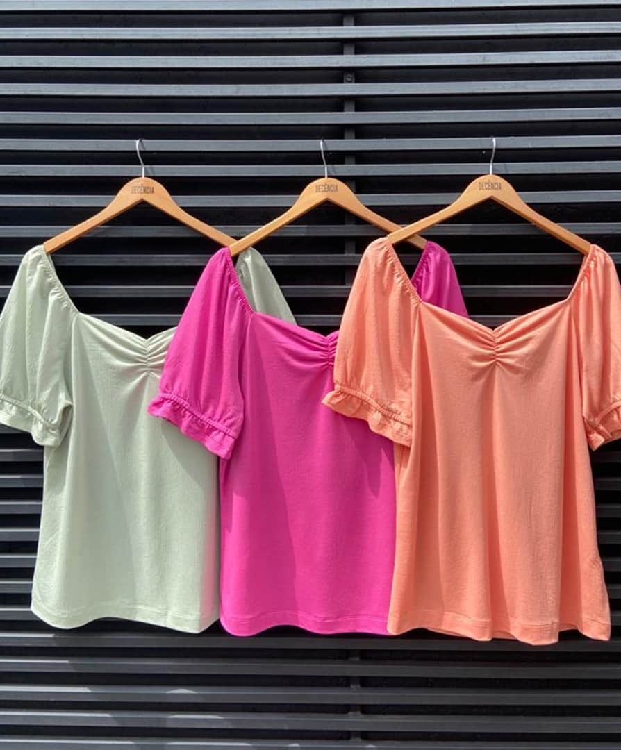 DECÊNCIAのインスタグラム：「Em malha com decote princesa e mangas bufantes, esta peça super versátil da coleção #sensacoes está disponível em cores vibrantes: tiffany, pink e também no coral! 🌈 Qual é a sua favorita? Conta para a gente nos comentários! #decencia #modaplussize #roupasplus #atacado」