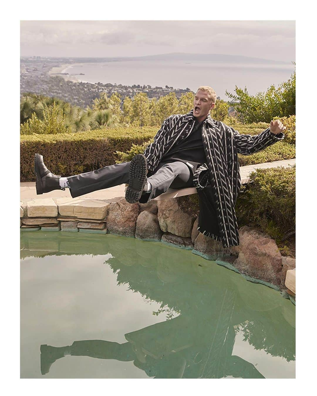 Valentinoさんのインスタグラム写真 - (ValentinoInstagram)「@codysimpson was photographed for @vanityfairitalia in a full Valentino look, including a coat with VLTN Times print by @pppiccioli  #ValentinoNewsstand   Photographer: @maxabadian  Stylist: @orettac Hair and makeup: @virginiepineda」11月13日 0時00分 - maisonvalentino