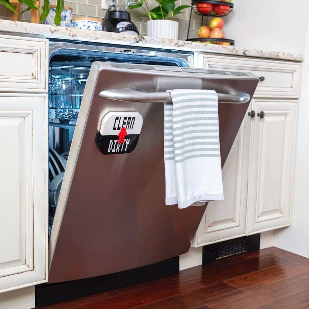 LEGOさんのインスタグラム写真 - (LEGOInstagram)「Knowing if your dishes are clean or dirty can be a serious question. But don’t worry, this LEGO hack inspiration dishwasher sign with handy arrow will point the way to the answer. ➡️🧼 #LEGOHacks #RebuildTheWorld #Dishes #Cleaning」11月13日 0時00分 - lego