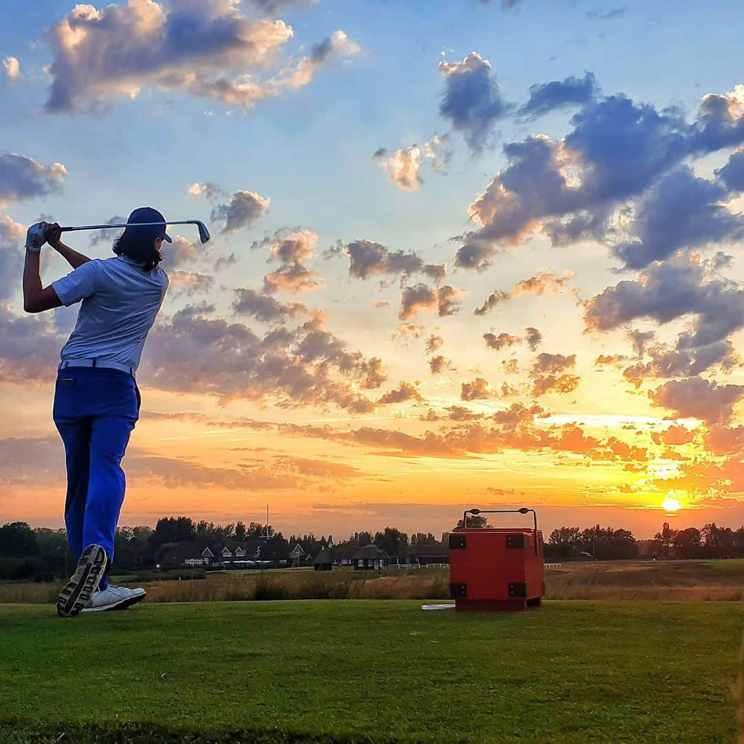 ジェームズ・フェルプスさんのインスタグラム写真 - (ジェームズ・フェルプスInstagram)「Throw back a little over a month ago, when it was warm, golf was allowed and my hair was long.   At least the sunsets are still as nice.   Photographer credit: @t22felton #tbt #oneweekdownthreemoretogo #hashtagforthegolfofit」11月13日 0時06分 - jamesphelps_pictures