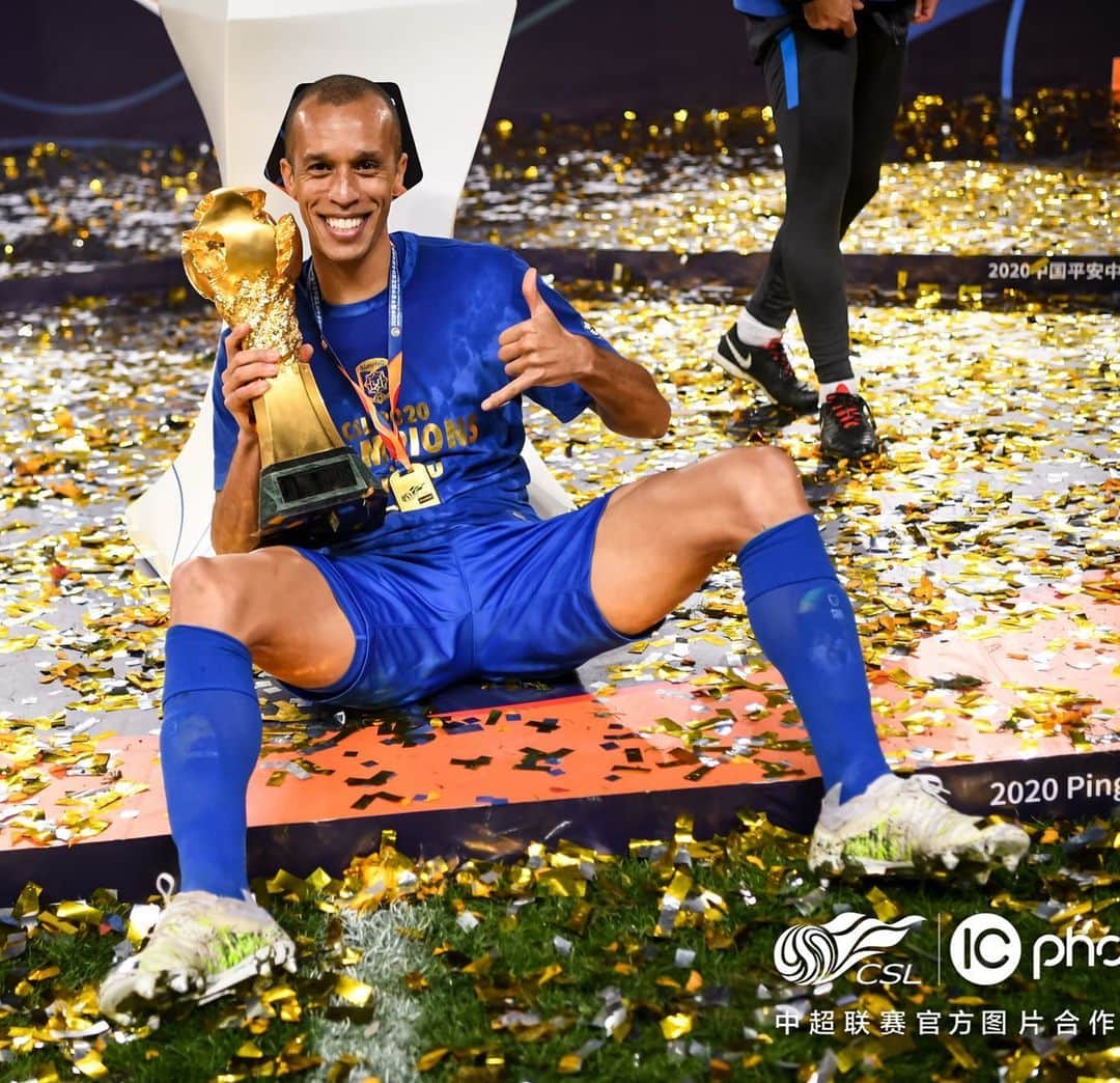 ミランダのインスタグラム：「Campeão 🇨🇳🏆🏆🏆🏆🏆🙏🏽」