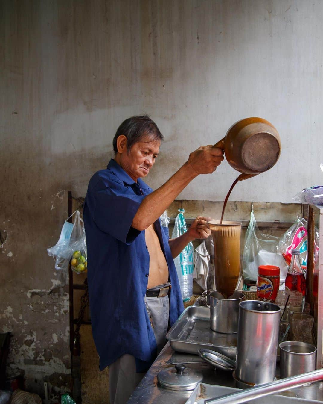 Shunsuke Miyatakeのインスタグラム：「Heng Setha, 72, a street coffee shop owner in Phnom Penh, Cambodia continues to serve a cup of coffee during COVID-19.   He moved from his birth place, Kampong Cham province to Phnom Penh at 1982, and has been serving coffee to the local people since ‘90s. Even during the civil war, he served a cup of coffee to the local community. He wore a mask and used sanitizer during pandemic, but never stopped serving.   He’s been there all the time since 5am in the morning till late at night everyday for more than 20 years. Most of the customers call him “Ta Jok”, means “Grandpa Jok”.   One of his customer said “I come here everyday in the morning. Whenever I come here, I can meet some friends. Ta Jok always serves us a good coffee. We come to have a good time with regulars.”  His story is introduced through @theotherhundred   Special assist / @frameleven」