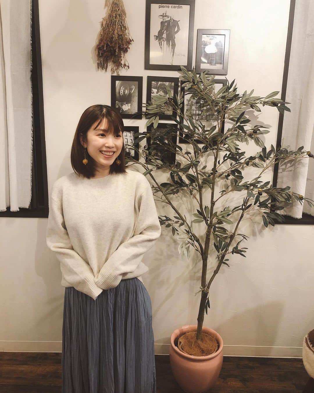 山本紗也加のインスタグラム：「_ 皆さん、たっっくさんの コメントありがとうございます。 わたしの髪の毛どうする問題。 こうして、皆に意見いただけるって いいものですね🐥✨ 去年の賑やかな ディズニー動画とは打って変わって 落ちついた現在の写真ですが↑ コメントを拝見すると 「ロングが見たい」との声が 印象に残りました🙋‍♀️!! ここは、ひとまず!! ロングの道を歩もうではないか!! まず、ポニーテールできるくらいに 伸ばしてみよう。 皆さん、貴重なご意見 感謝致します🙏✨ _ #ロングの道#髪の毛 #これから冬だし #このお洒落な場所は @salonmiel  #お世話になってる #メンテナンス処」