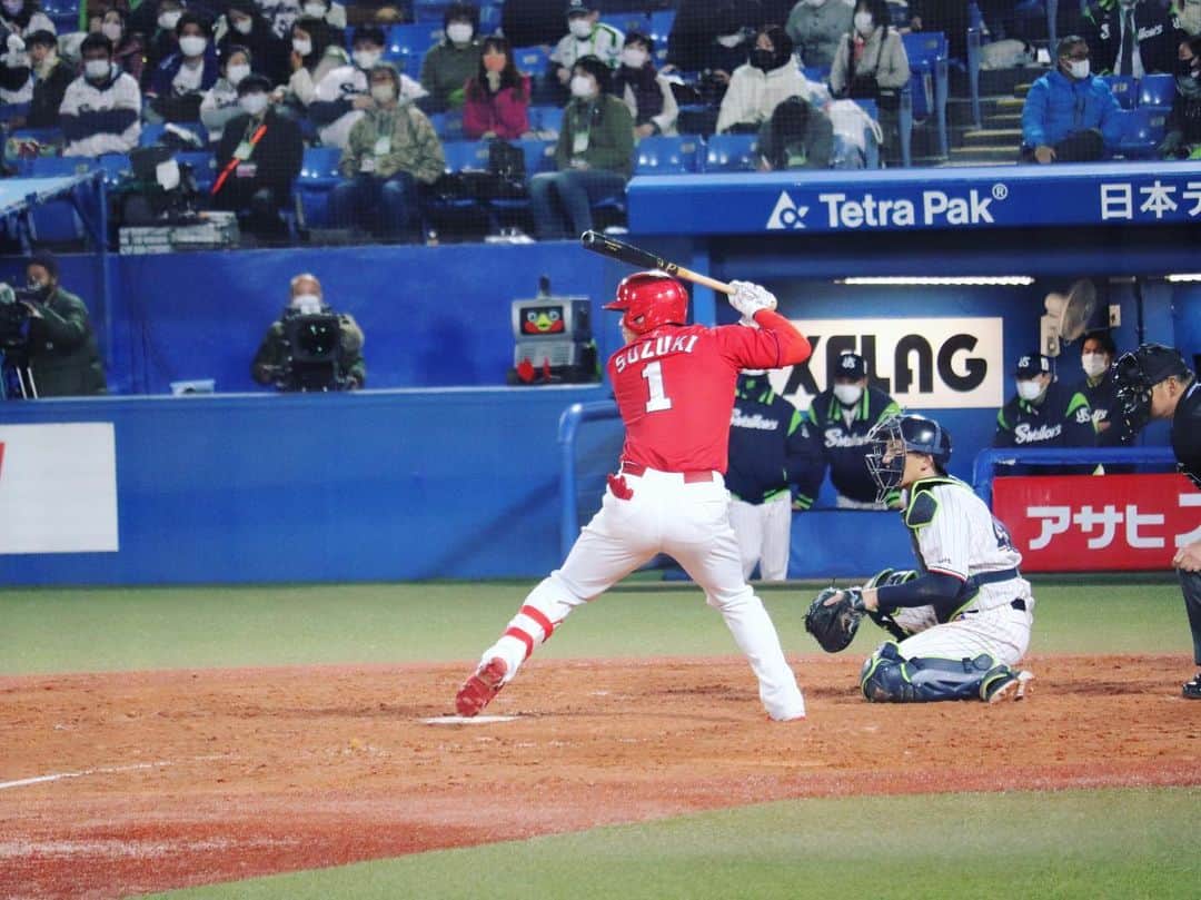 新丼貴浩のインスタグラム：「広島東洋カープ2020の公式戦全日程が終了しました。 シーズン最後の勝利を見届け、気持ちは既に2021年へ。  本日、飛んで来たのは沖縄のコザしんきんスタジアム。 カープの春季キャンプ地です。  来年も野球が観れることを信じて、グラウンドに一礼。 美しい野球場です。  最後に、 今シーズンは厳しい環境の下、選手ならびに球団関係者様、メディアの皆様も、本当に本当にお疲れ様でした。 しばらくは心と体をゆっくり休めて下さい。  #広島東洋カープ  #コザしんきんスタジアム」