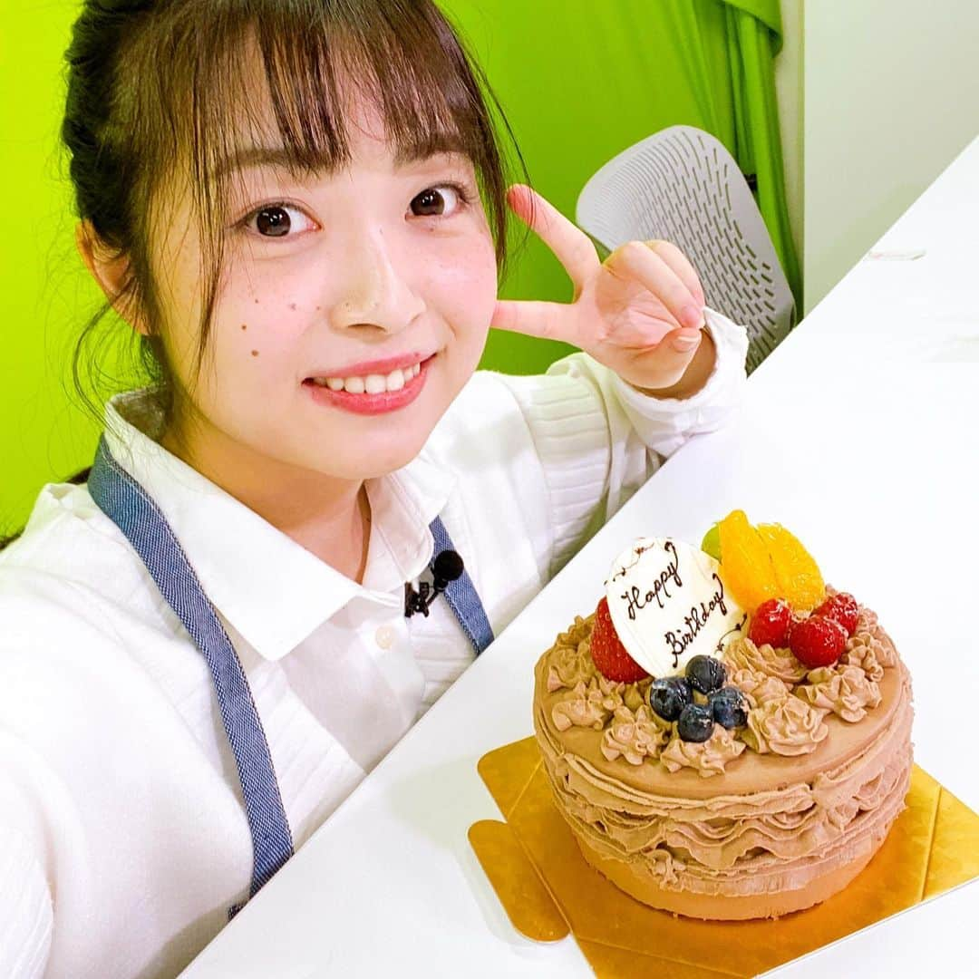 吉岡茉祐さんのインスタグラム写真 - (吉岡茉祐Instagram)「#マユ通 本日はお誕生日回でした🎂  みんなたくさんお祝いありがとうございました✨ メールもいつも以上で！私が見た感じ、結構初めて送ってくれた人も多かった気がする。初めましての名前もあって嬉しかったです！  シャンパン🍾いただき、ケーキもデコレーションして食べて、、、本当に楽しいパーティだったな✨ 帰りにご褒美ももらってしまって…はぁ幸せじゃ…  あと、初めての #PS5 よ！！ 感動した🥺 手元の振動が(ハプティックフィードバック…だった気がする…)リアルで、ほんとにそこにいるみたいな感覚！ 北口さん、サガちゃんも一緒にプレイした「リビッツ！」楽しかったよー！オススメ。  ヘアアレンジも可愛くデコレートしてくれました😊 通称・玉ねぎヘア。 リボンでぐるぐるにしてスペシャルでしたー！  次回も楽しみに！   あ、明日はね、#まゆくろ なんですよ〜 こっちでもまたパーティです！ ちなみに、今日以上にお酒買いになると思われる😎  #ファミ通  #お誕生日会  #KP #吉岡自撮り頑張るってよ」11月13日 0時10分 - yoshioka_mayuc