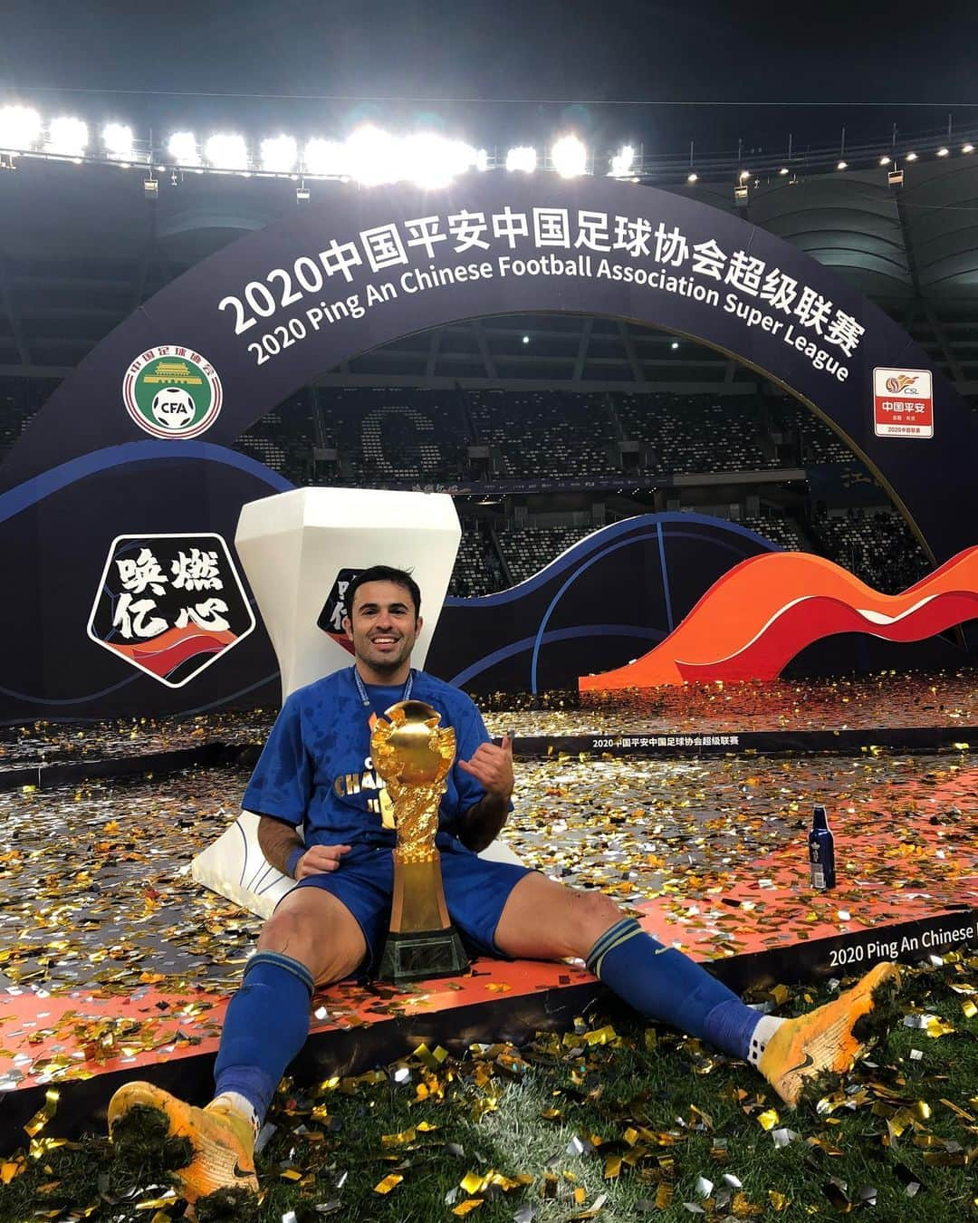 エデル・チタディン・マルティンスのインスタグラム：「Gol na final e campeão Chinês. Obrigado meu Deus por tudo!! 🥇🏆 🇨🇳. Deus sabe de todas as coisas ⚽️🙌🏻🙏」