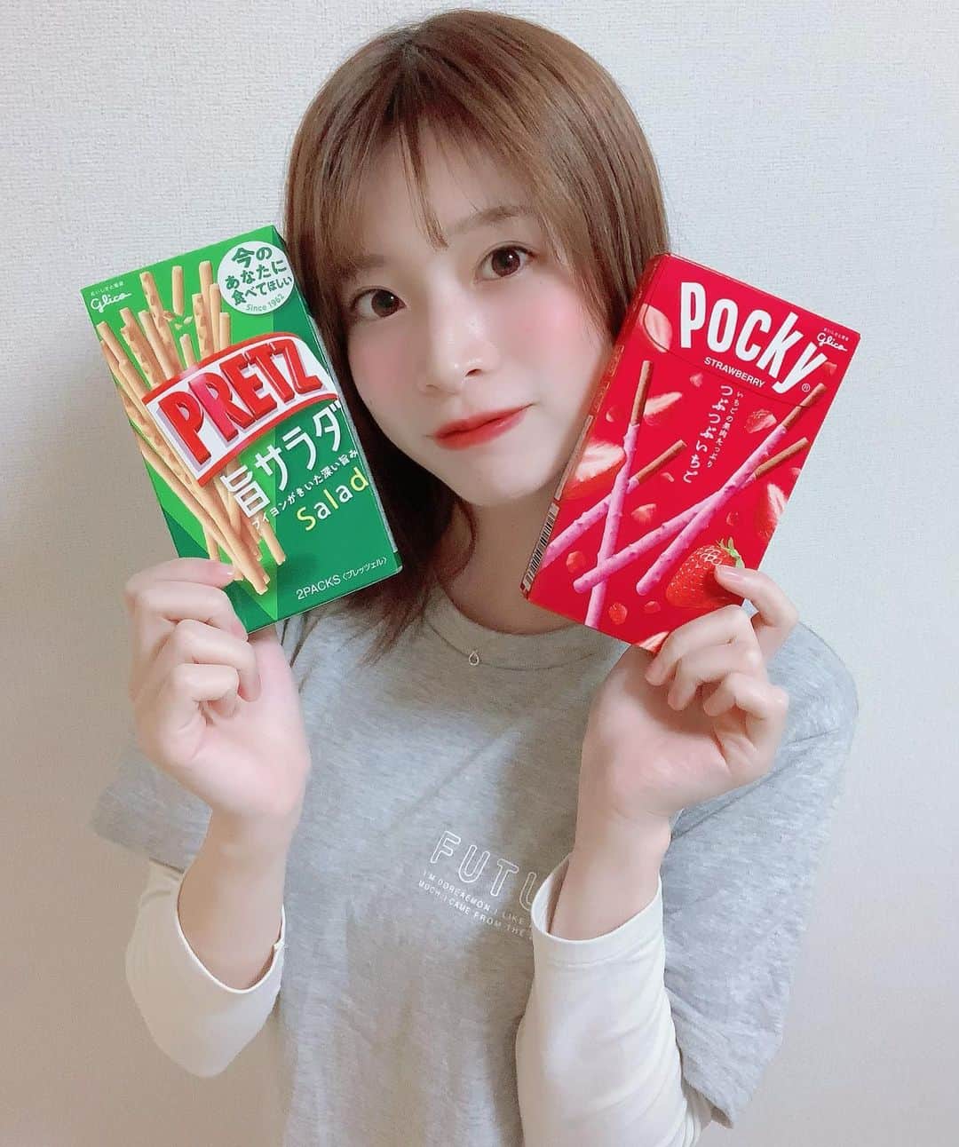 小菅怜衣のインスタグラム：「ポッキープリッツの日🍫💓 でしたねっ！(遅い)  　 みんなはどっち派？？ 私はいちごポッキーが好き🍓💓  　 　 #ポッキーの日 #プリッツの日  #ポッキー #プリッツ #pocky #pretz  #いちご #サラダ #好き #ドラえもん大好き  #instafood #instadaily #japanesegirl #oishii #followｍe」