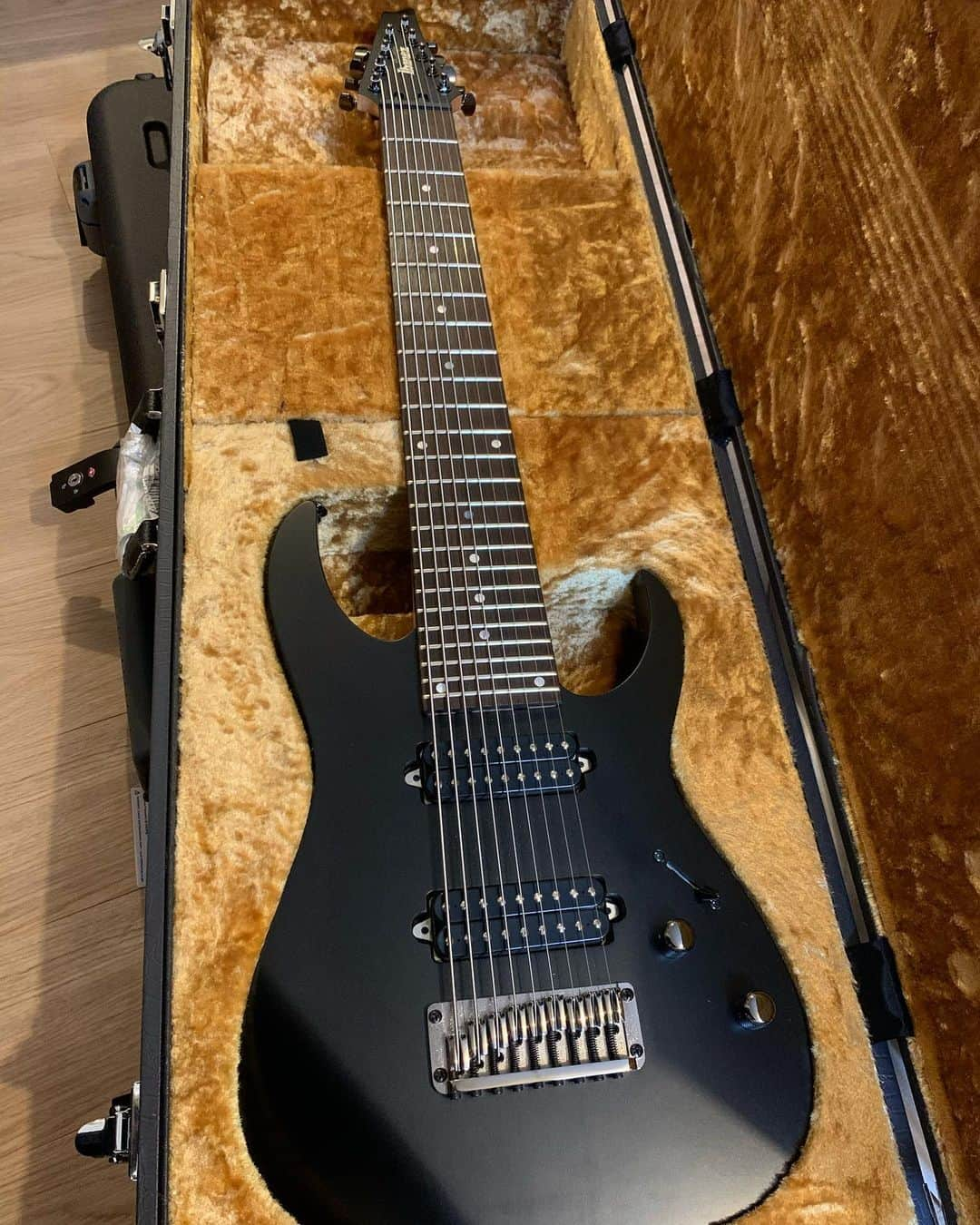 ichikaのインスタグラム：「what song should I play on the beast guitar...」