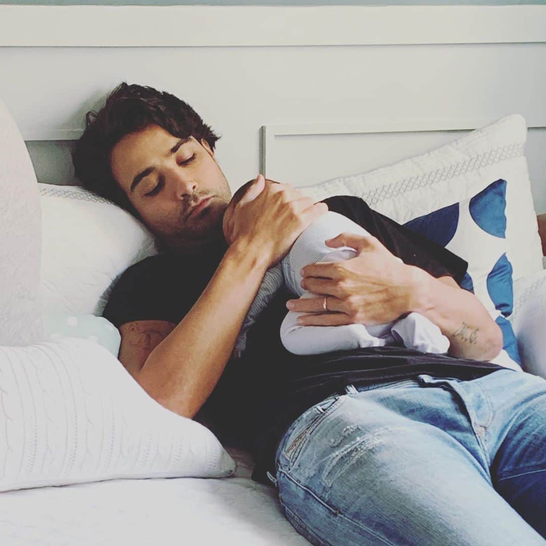 のインスタグラム：「Eu lembro que meus votos do nosso casamento acabaram com a seguinte frase: “Que sorte a dos meus filhos, terão o melhor pai do mundo.” Hoje eu olho pra vc com nosso filho nos braços e toda vez (em silêncio) eu agradeço a Deus por ser vc! Não só pelo pai que vc esta sendo (e eu já sabia), mas pelo marido que durante uma semana entrou debaixo do chuveiro junto comigo e me deu banho, pelo amigo q me escuta as vezes dizer que acho que não vou conseguir, pela sua mão q pega na minha toda vez q volto de alguma mamada na madrugada, pelo chocolate q vc me trouxe ontem, pelas lágrimas q vc já enxugou (e não foram poucas), pelo seu cartão dizendo que eu sou a melhor mãe do mundo (quando o Enrico só tinha dois dias de vida)... Meu amor, hj não é nosso aniversário, mas olhei no calendário e faz 11 dias que renascemos junto com a chegada do nosso filho!  E por mais difícil e dolorido e mtas vezes confuso (pra mim) que esteja sendo, vc faz tudo ficar um pouco mais leve... Enrico tá aqui no meu colo, sonhando e dando uns sorrisinhos na boquinha q é igual a sua!  Obrigada por estar comigo na experiência mais louca e mágica da vida!  Obrigada por ele! Obrigada por ser com vc! ❤️」