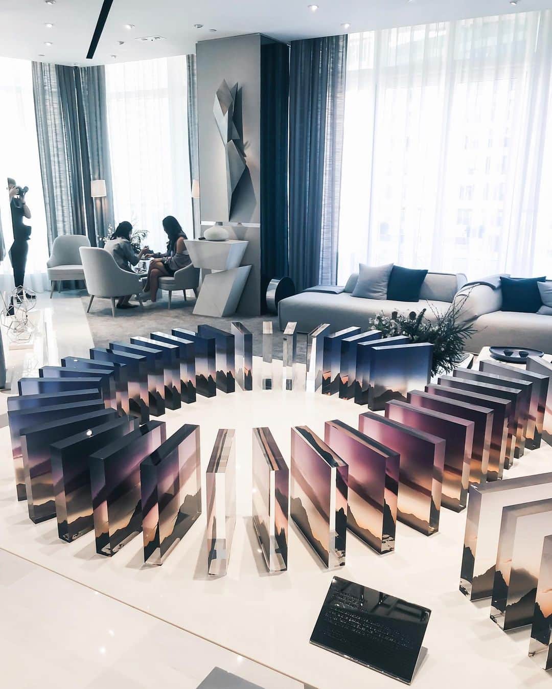 Ruby Kwanさんのインスタグラム写真 - (Ruby KwanInstagram)「Immersing in the sanctuary of Swissness & Platinum Moment. The first La Prairie House, now in Hong Kong. 💎 @laprairie #LaPrairieHouse #platinumrare #ThePlatinumMoment #rougeclosetbeauty」11月13日 0時20分 - rougecloset