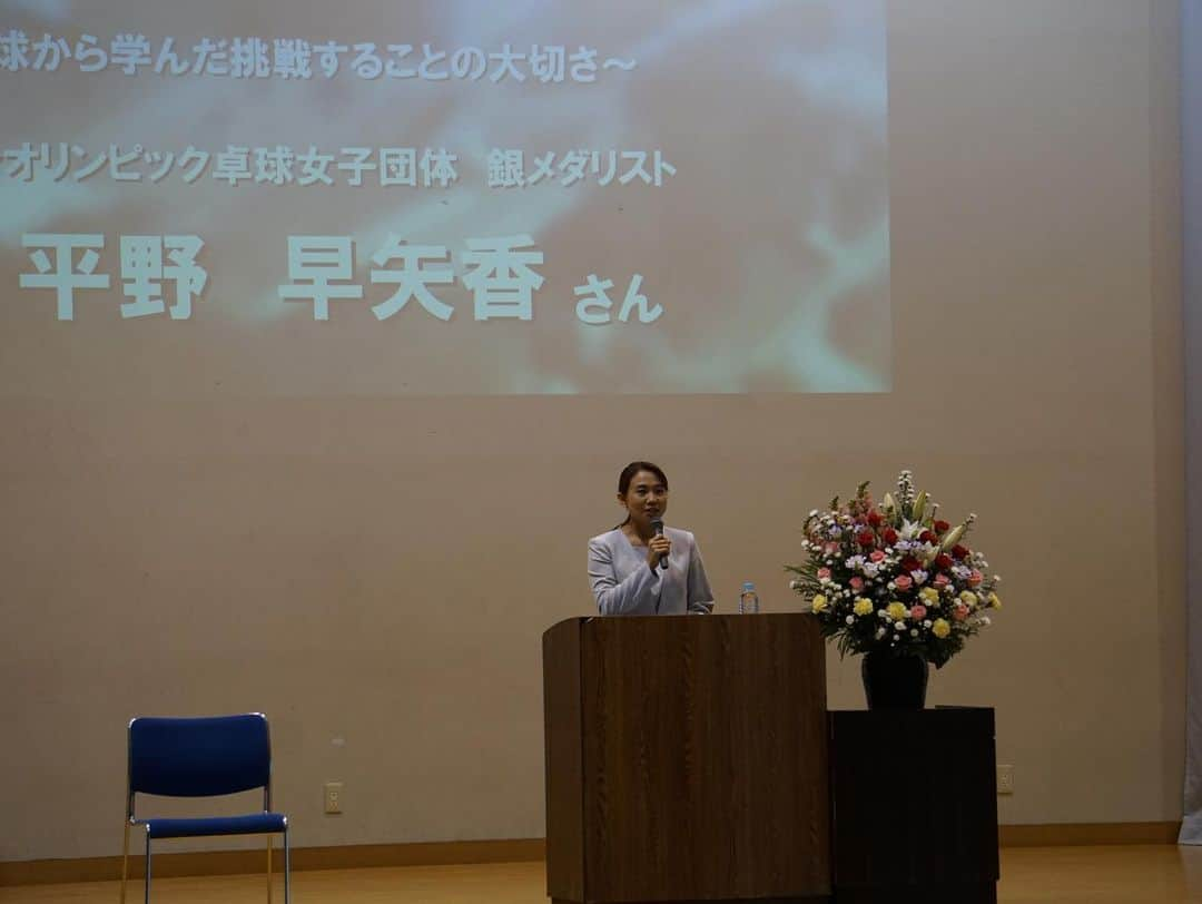 平野 早矢香さんのインスタグラム写真 - (平野 早矢香Instagram)「東海大学菅生高等学校中等部の夢育て講座で講演をさせていただきました✨ 実は下平孝富校長先生は、私の仙台育英秀光中学在学時代に歴史の授業を教えていただいたというご縁で、今回このような機会をいただきました😊 下平先生からは「大きくなったなぁ〜！成長したなぁ〜」と言うお言葉をいただきとても嬉しいのですが、先生！卒業してからもう20年経っていますからね😂😂😂笑 ・ ・ 学校に着いてすぐ学生の皆さんが大きな声で挨拶をしてくれて、講演中も一生懸命耳を傾け真剣な眼差しで聴いてくれて、話をしている私もとっても嬉しかったです‼️ これからの学生生活も元気よく前向きに過ごしてほしいと思います✨ ・ ・ 明日いや本日11月13日(金)は #テレビ朝日 #グッドモーニング  #朝6時から出演します」11月13日 0時21分 - sayakahirano0324