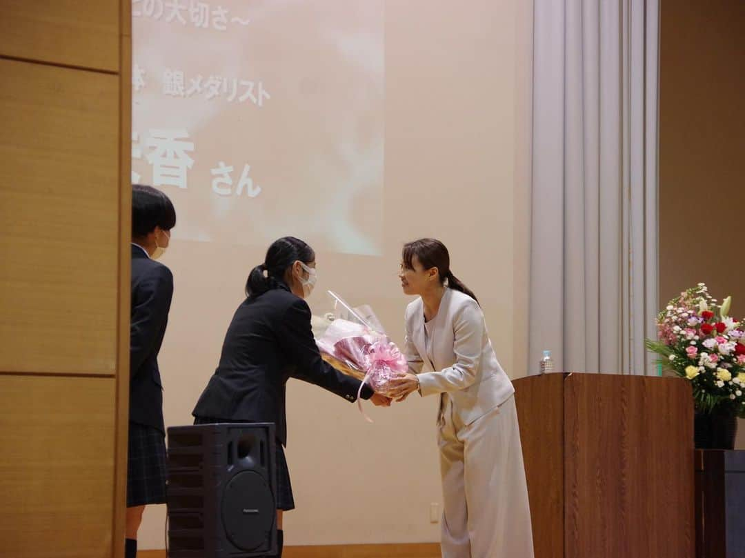 平野 早矢香さんのインスタグラム写真 - (平野 早矢香Instagram)「東海大学菅生高等学校中等部の夢育て講座で講演をさせていただきました✨ 実は下平孝富校長先生は、私の仙台育英秀光中学在学時代に歴史の授業を教えていただいたというご縁で、今回このような機会をいただきました😊 下平先生からは「大きくなったなぁ〜！成長したなぁ〜」と言うお言葉をいただきとても嬉しいのですが、先生！卒業してからもう20年経っていますからね😂😂😂笑 ・ ・ 学校に着いてすぐ学生の皆さんが大きな声で挨拶をしてくれて、講演中も一生懸命耳を傾け真剣な眼差しで聴いてくれて、話をしている私もとっても嬉しかったです‼️ これからの学生生活も元気よく前向きに過ごしてほしいと思います✨ ・ ・ 明日いや本日11月13日(金)は #テレビ朝日 #グッドモーニング  #朝6時から出演します」11月13日 0時21分 - sayakahirano0324