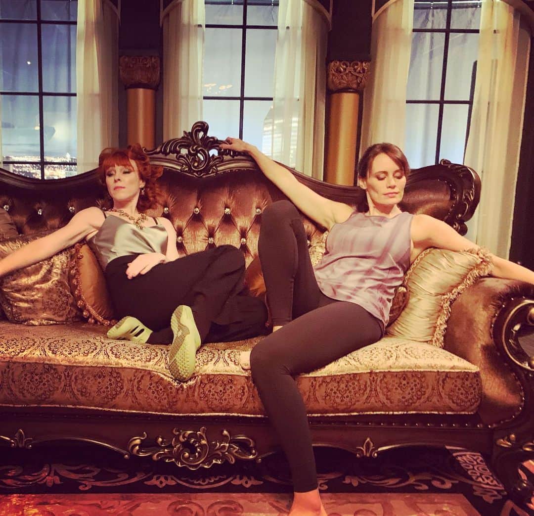 エミリー・スワローのインスタグラム：「Is this seat taken?🛋  #Throwback to simpler times in Reno and lessons in Finding One’s Angle Whilst Lying in Repose on Setee. 💋 * 📸: @robenedict (It’s becoming a series, I suppose...) * #supernatural #supernaturalseason15 #spnfamily #reno #raisinghell #amara #rowena #chuck #strikeapose #tbt」