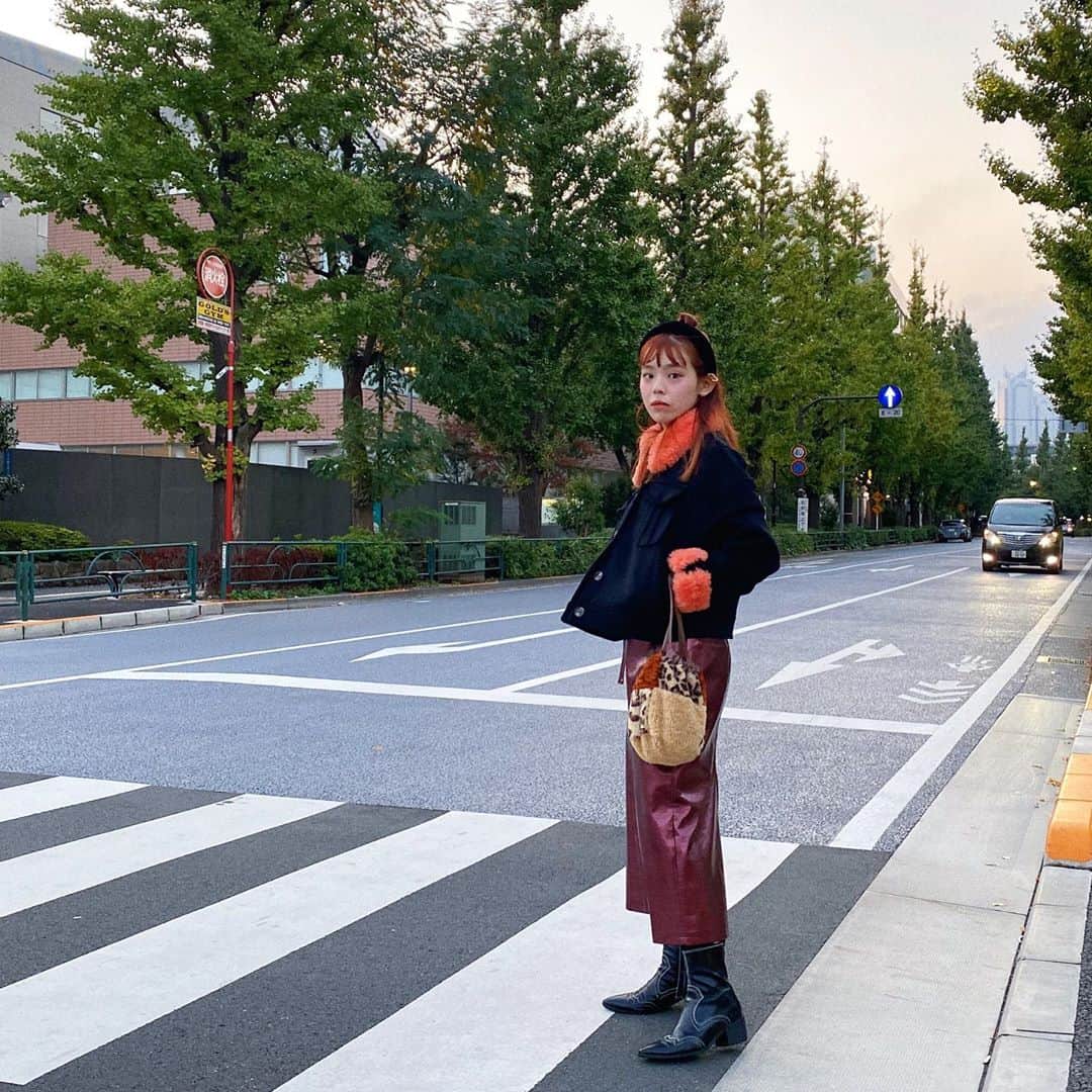 瀬戸あゆみさんのインスタグラム写真 - (瀬戸あゆみInstagram)「お気に入りのアウター。 ファーの部分が温かい🧡  スカートもIラインにしてくれてすっきり見せてくれるからスタイルアップできてすき。  お鍋の材料買いに行くときの、何気ない写真です。🍲♨️ #ayumi_outfit  #dearsisterhood」11月13日 0時28分 - setoayumi
