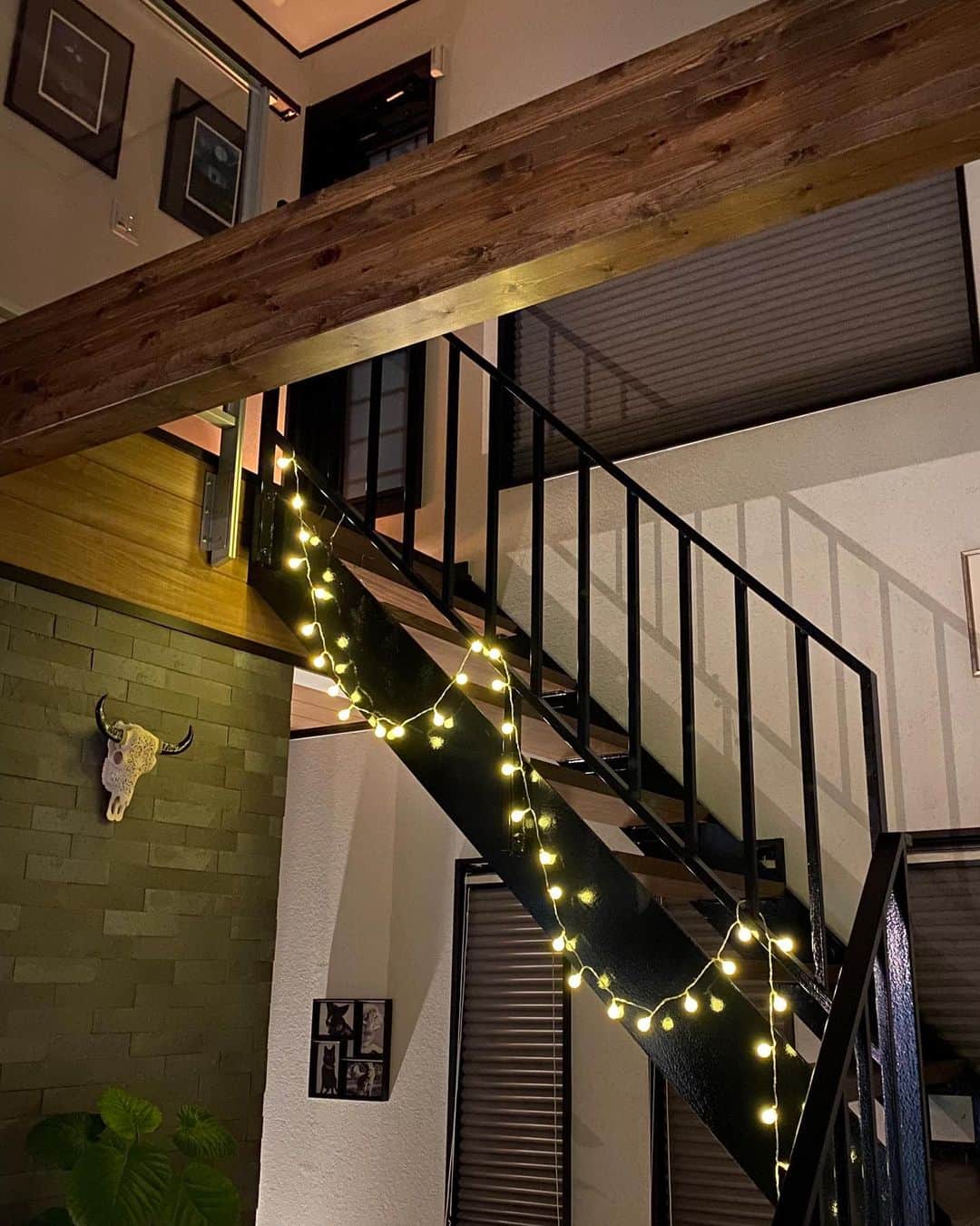 喜国雅彦＆国樹由香さんのインスタグラム写真 - (喜国雅彦＆国樹由香Instagram)「クリスマスの準備をゆるゆると始めました。まずは階段にストリングライトを。暗くした部屋に柔らかい灯り、ホッとする（由）  #stringlights #myhouse #christmas #merrychristmas #happyholiday #2020 #tokyo #japan #クリスマス #大好きすぎる #毎年準備段階からワクワク」11月13日 0時28分 - kunikikuni
